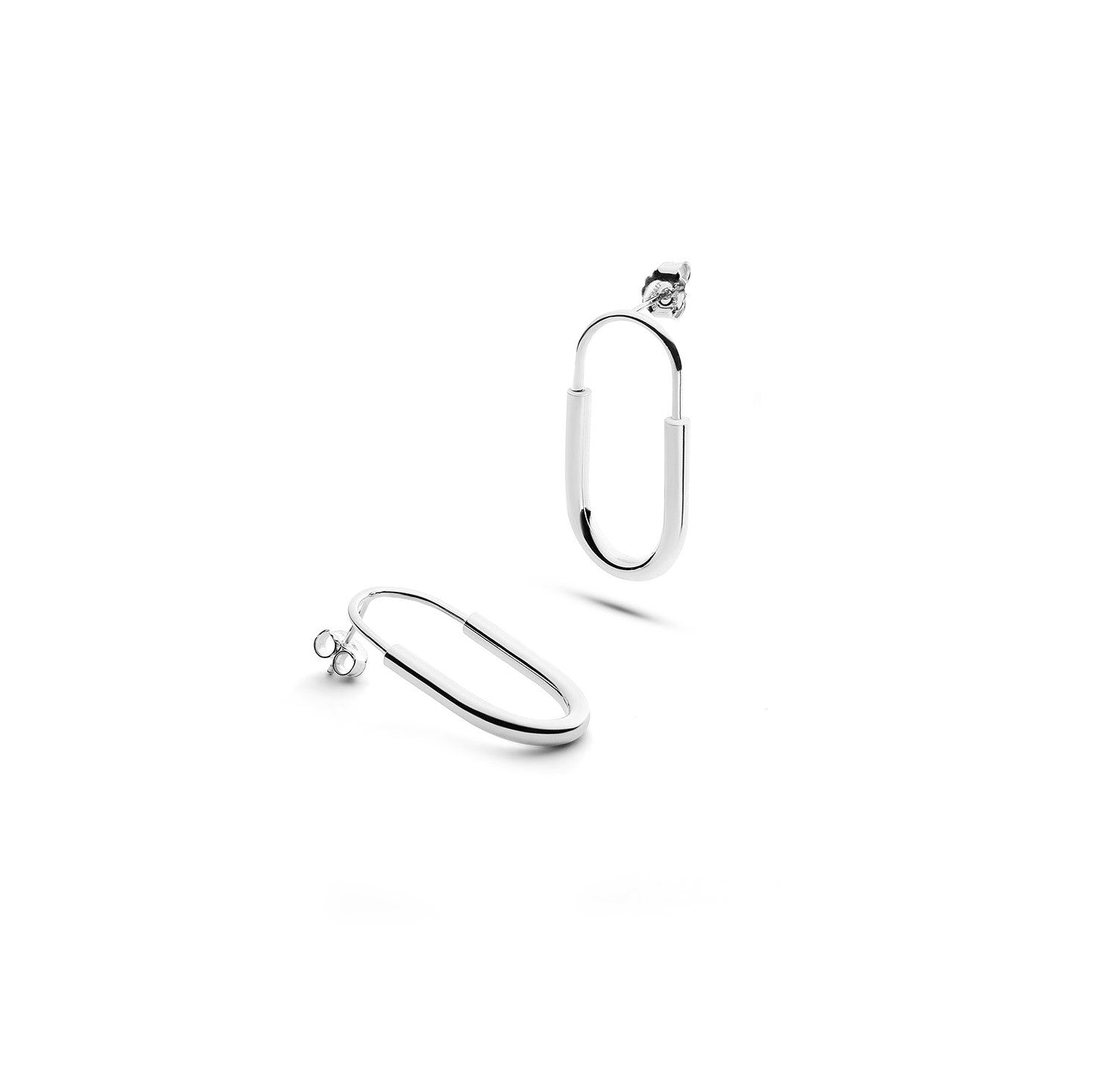 Silberne, ovale Ohrringe, einer stehend und einer liegend auf weißem Hintergrund.