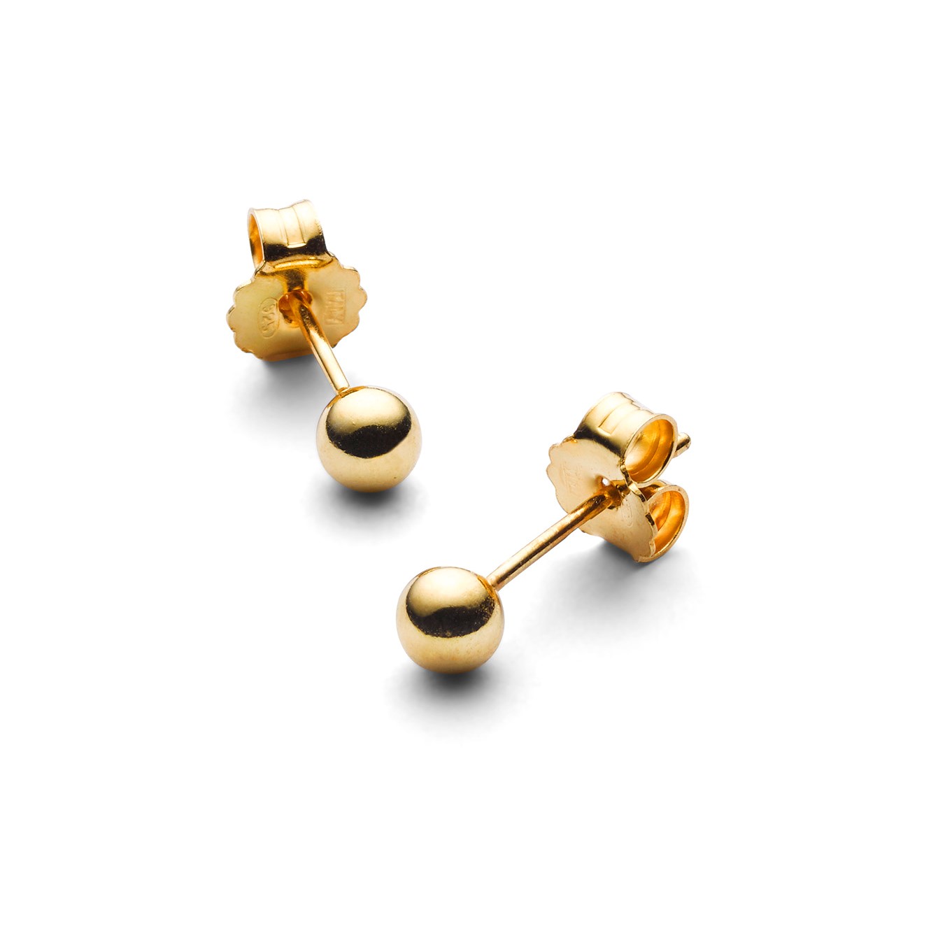 Goldene Ohrstecker mit kugelförmigem Design und Schmetterlingsverschluss auf weißem Hintergrund.