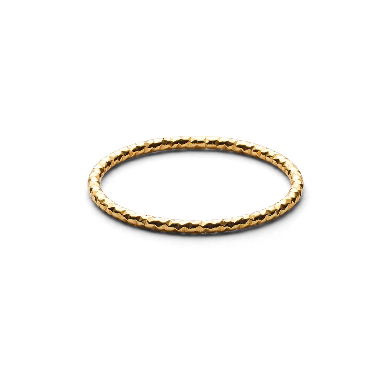 Schlichter, dünner goldener Ring mit facettierter Oberfläche auf weißem Hintergrund.