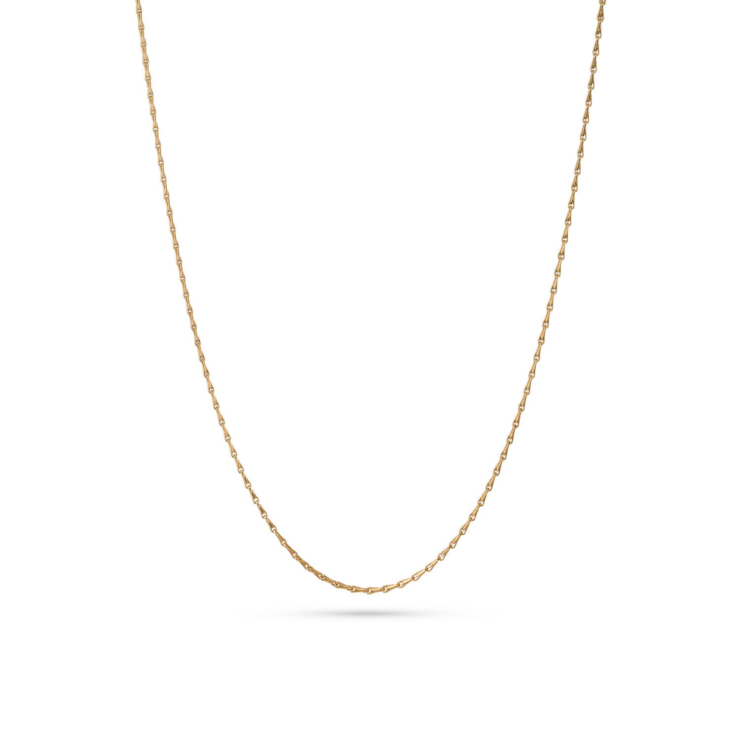 Feine goldene Halskette mit zarten Gliedern, vor weißem Hintergrund.