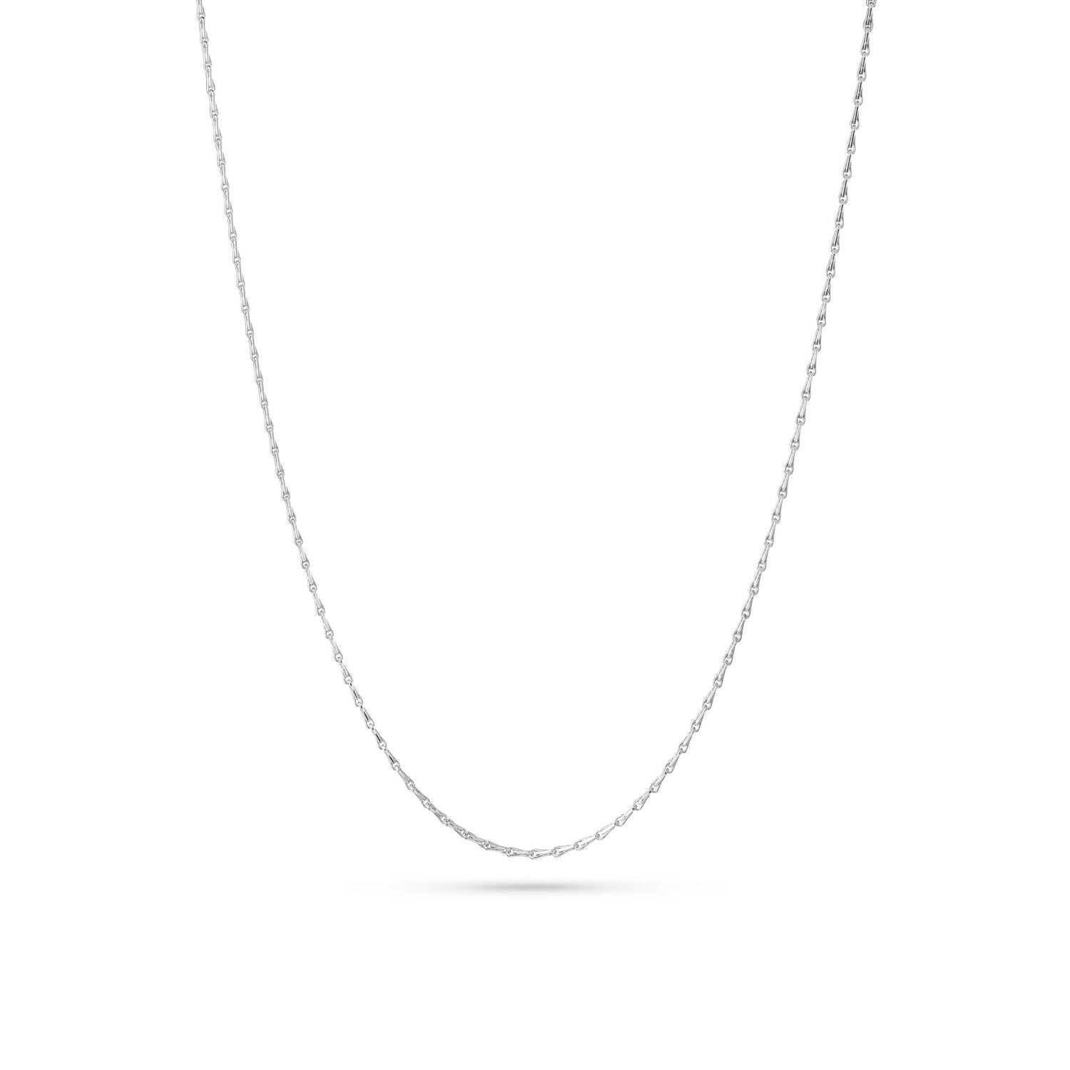 Silberne Halskette mit feinen Gliedern vor weißem Hintergrund.