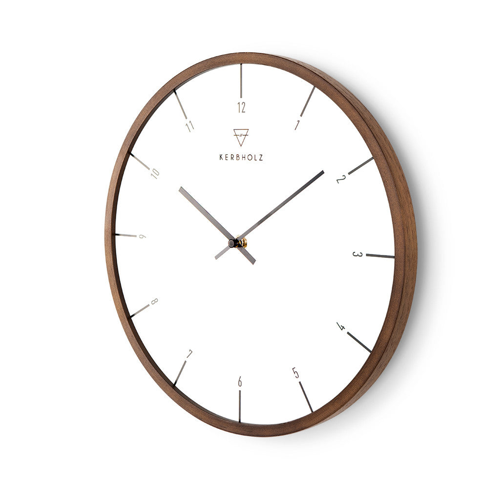 Schlichte Wanduhr mit braunem Holzrahmen und weißen Zifferblatt, versehen mit schwarzen Zeigern und minimalen Ziffern.