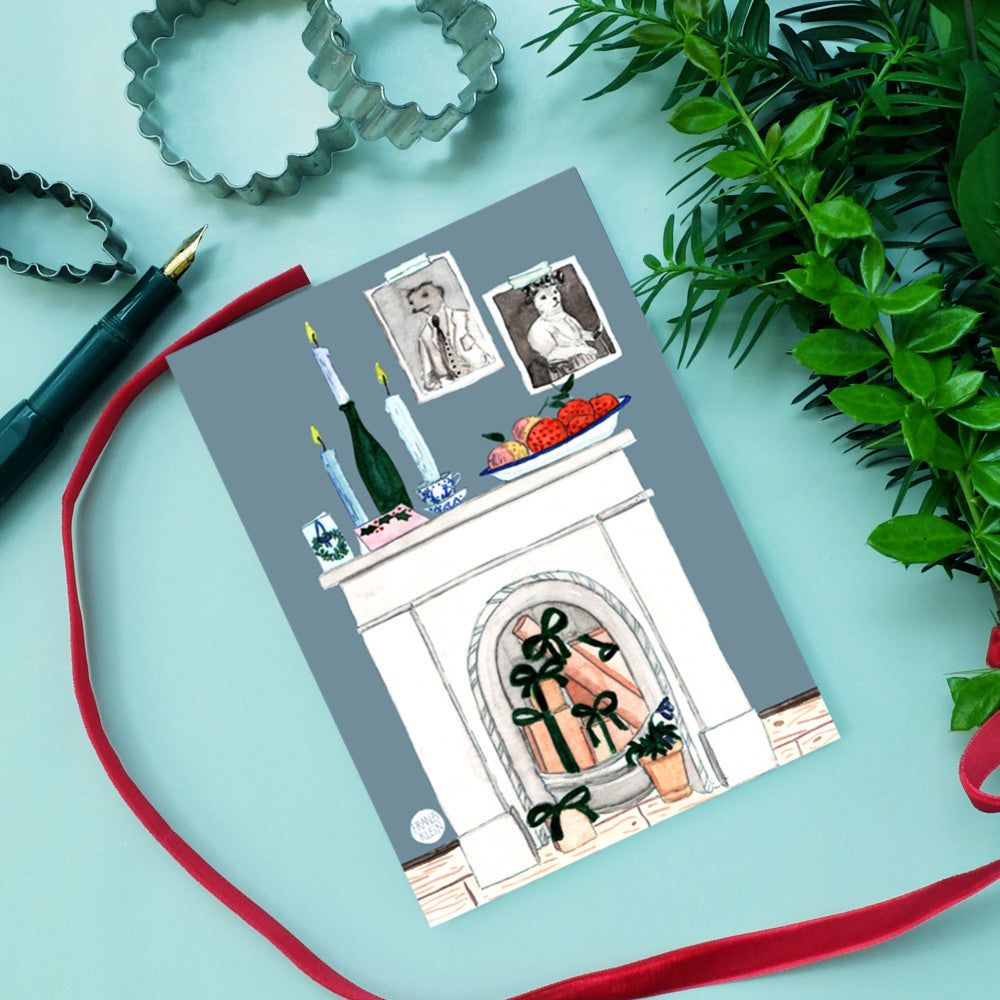 Illustration einer Kaminsims-Szene mit Kerzen, Bildern und Obst, umgeben von Pflanzen, einem Stift und Stoffband.