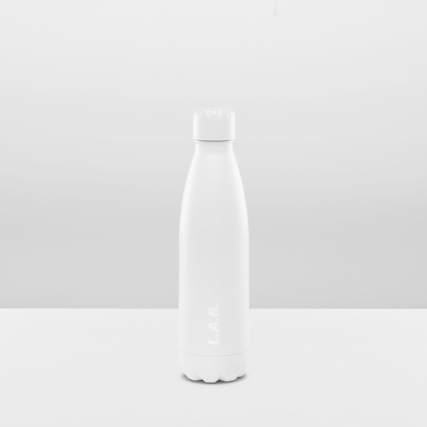 Weiße Trinkflasche mit L.A.B.-Aufschrift auf weißem Hintergrund.