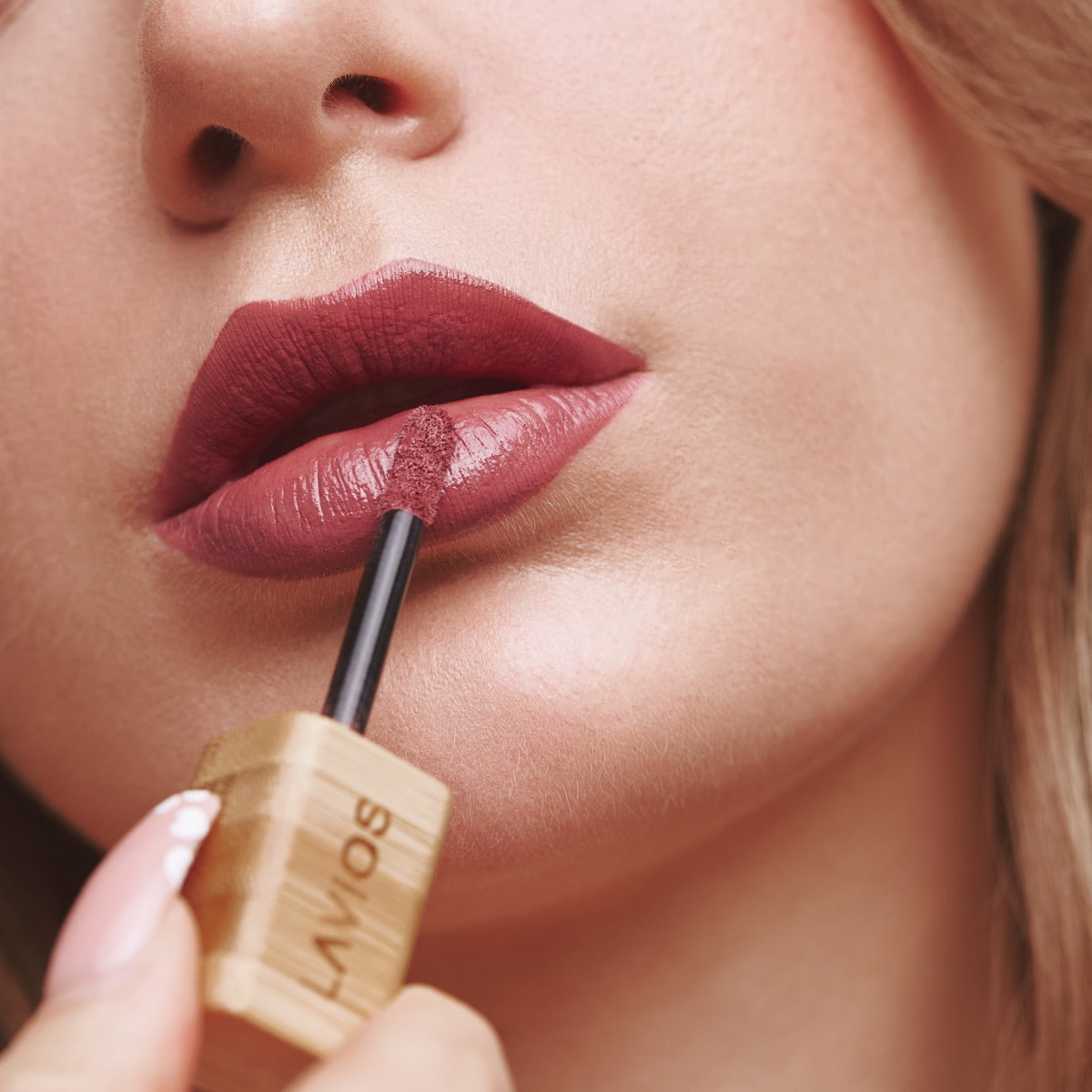 LAVIOS Glowy Lippenstift 5 g - SEÑORITA (beeriges braun)