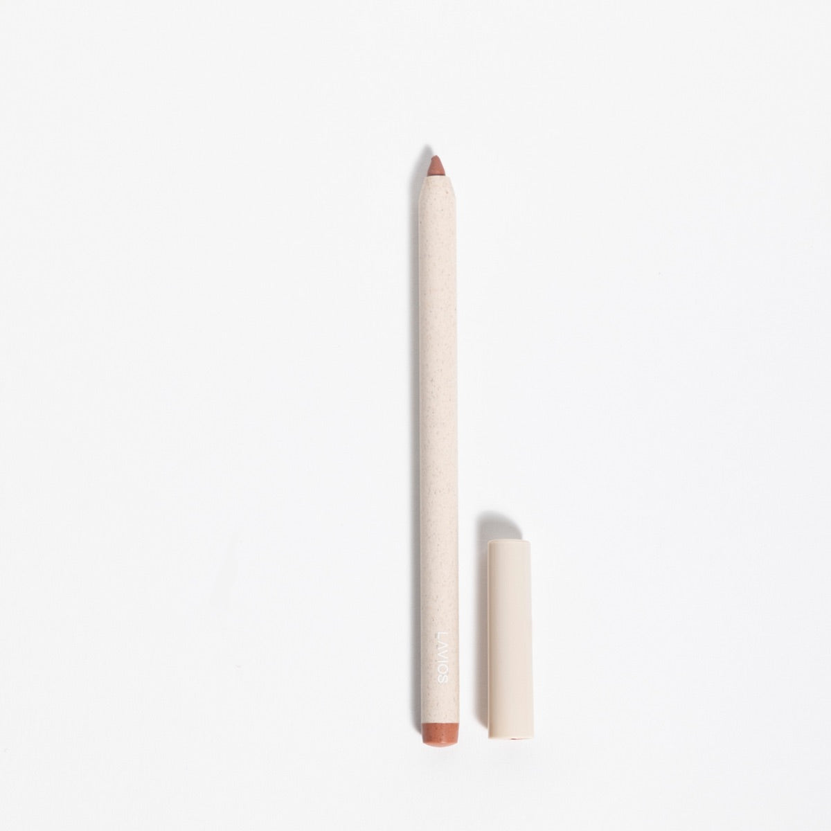 Beiger Lippenstiftstift mit abgenommener Kappe auf weißem Hintergrund.