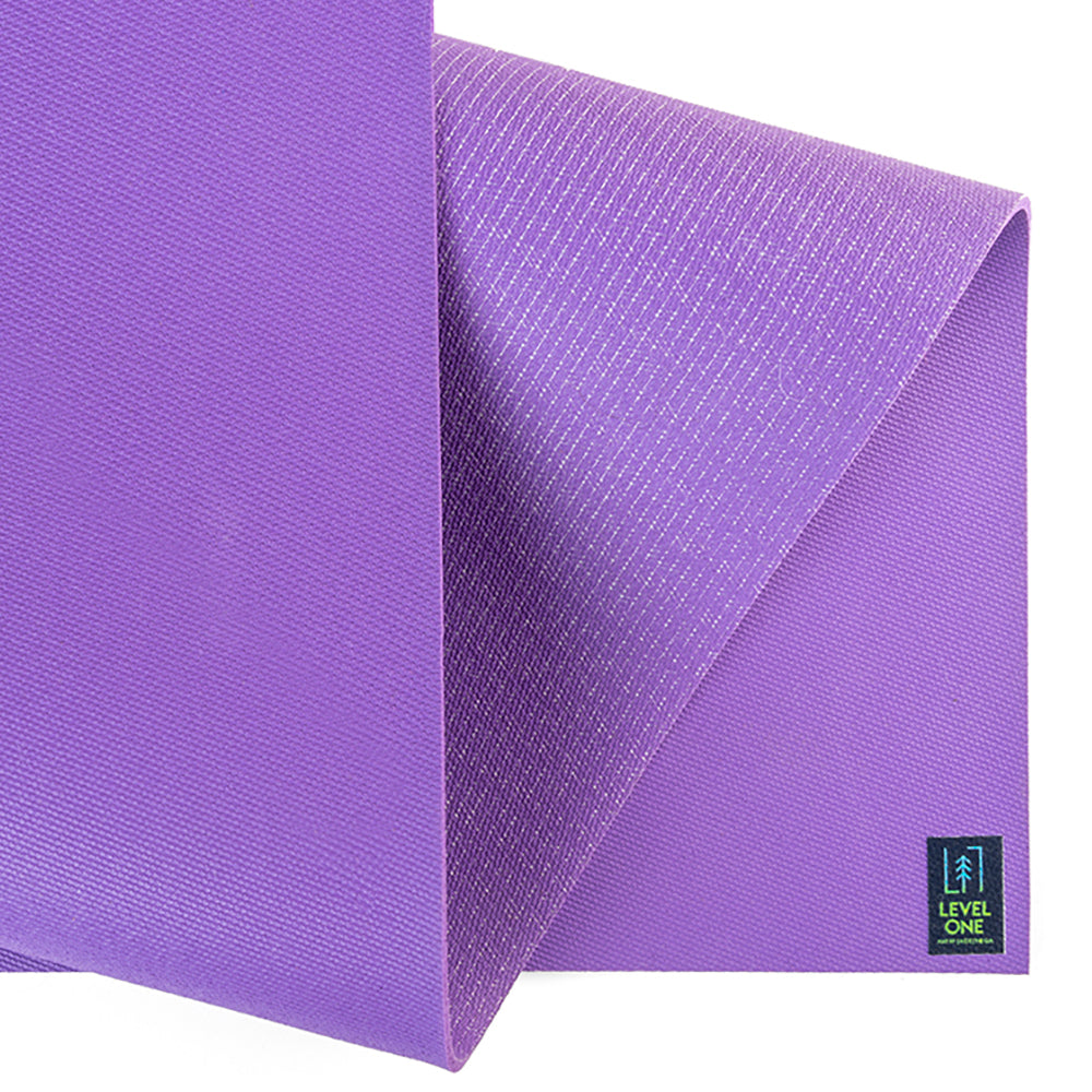 Lila Yogamatte mit einer diagonalen Ansicht, zeigt das Etikett "Level One".
