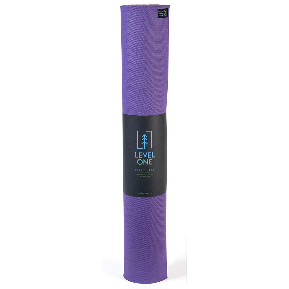 Lila Yogamatte mit schwarzem Label "Level One" in der Mitte, aufrechtstehend auf weißem Hintergrund.