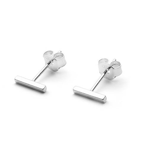 Silberne Stab-Ohrstecker auf weißem Hintergrund.