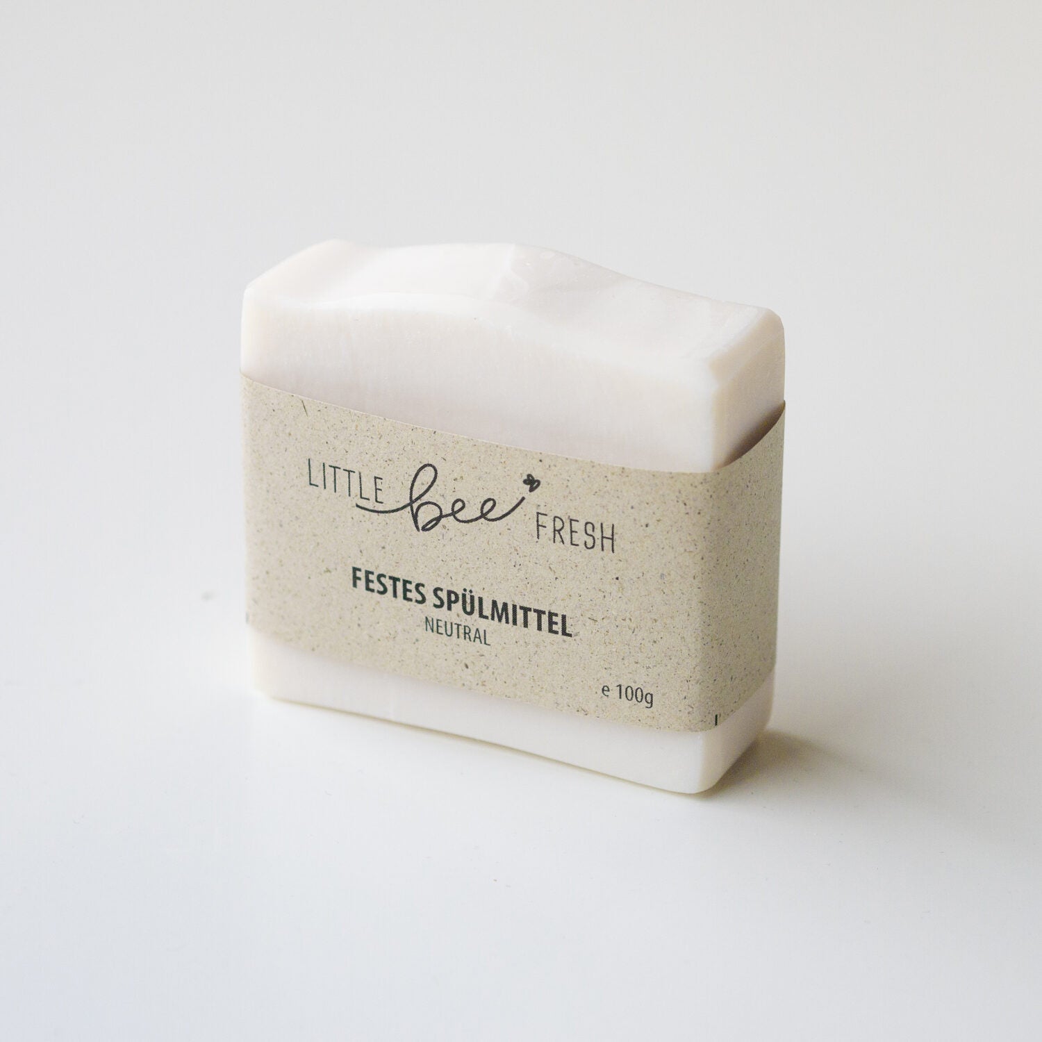 Ein Stück festes Spülmittel von "Little Bee Fresh" mit neutraler Duftnote liegt auf einem weißen Hintergrund.