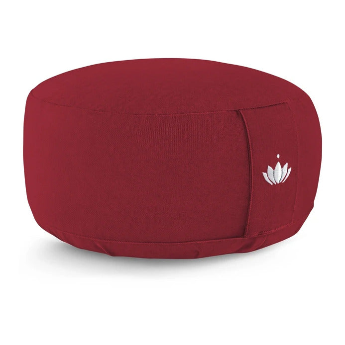 Rotes Meditationskissen mit gesticktem Lotusmotiv an der Seite.
