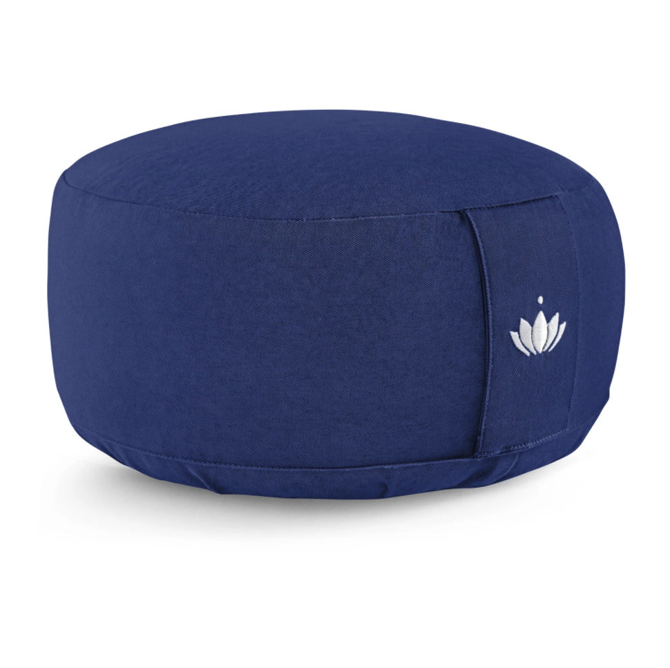 Blaues, rundes Meditationskissen mit einem gestickten weißen Lotusmotiv.
