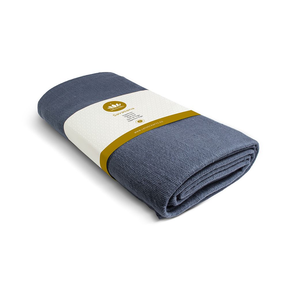 Zusammengefaltete blaue Decke mit weißem Etikett, das ein goldfarbenes Logo und Text aufweist.