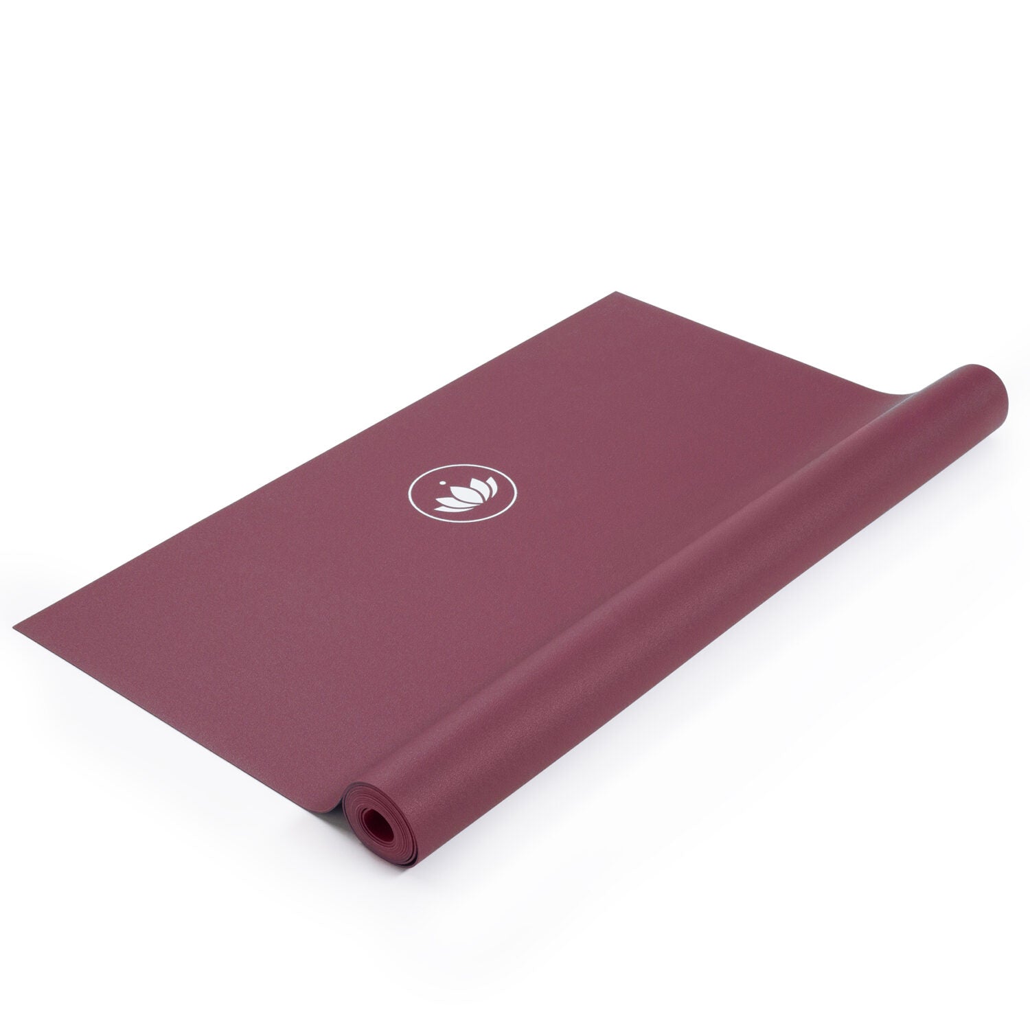 Rolled-up dunkelrote Yogamatte mit einem weißen Lotus-Symbol in der Mitte.