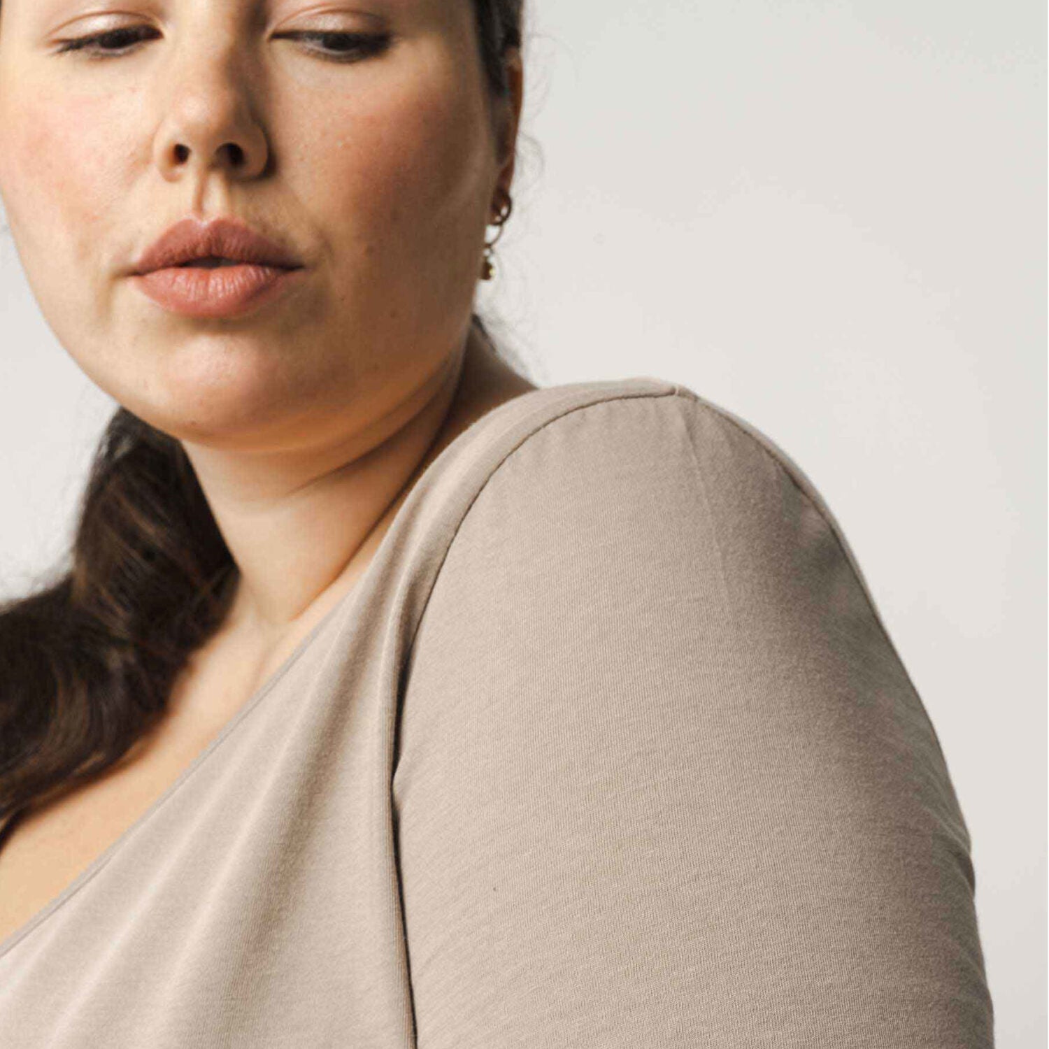 MELA Damen V-Neck T-Shirt "LALI" - taupe