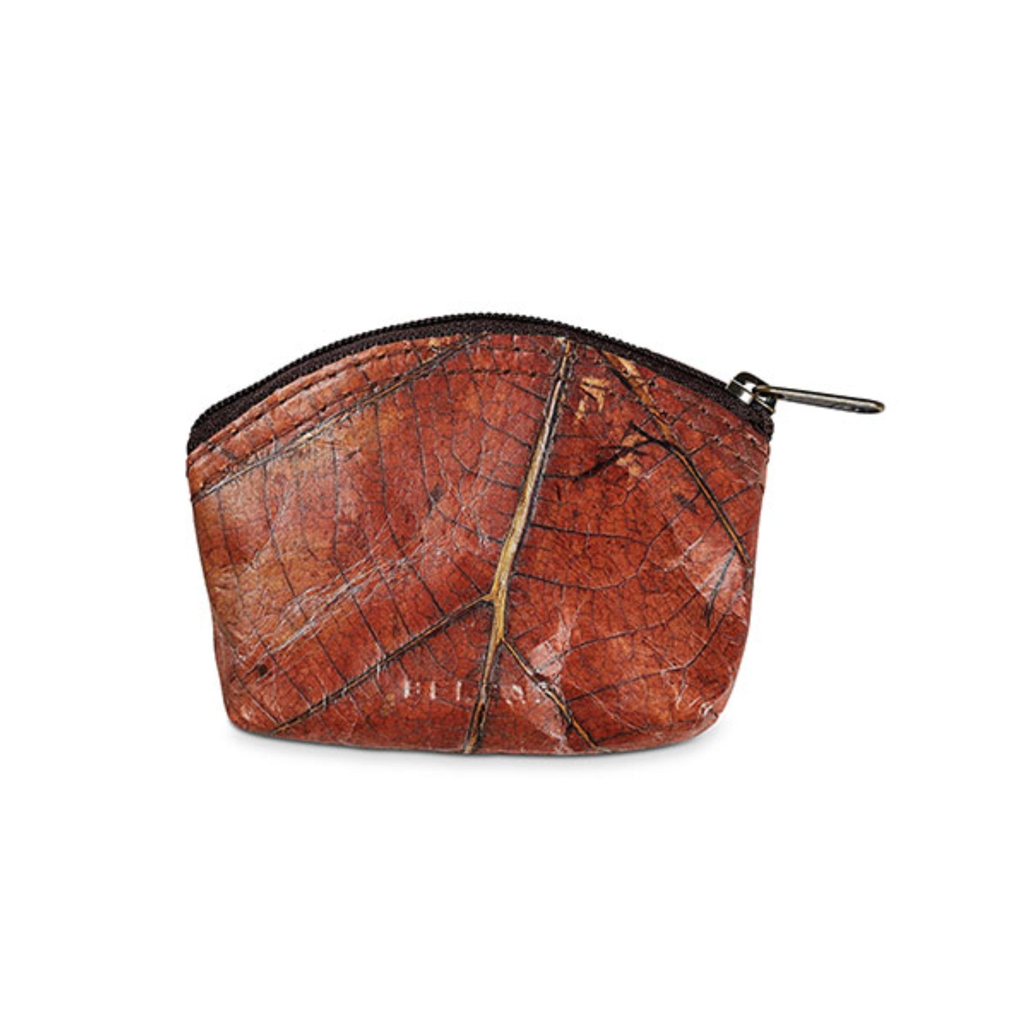 Rotes Blattmuster-Münzetui mit Reißverschluss, auf weißem Hintergrund.