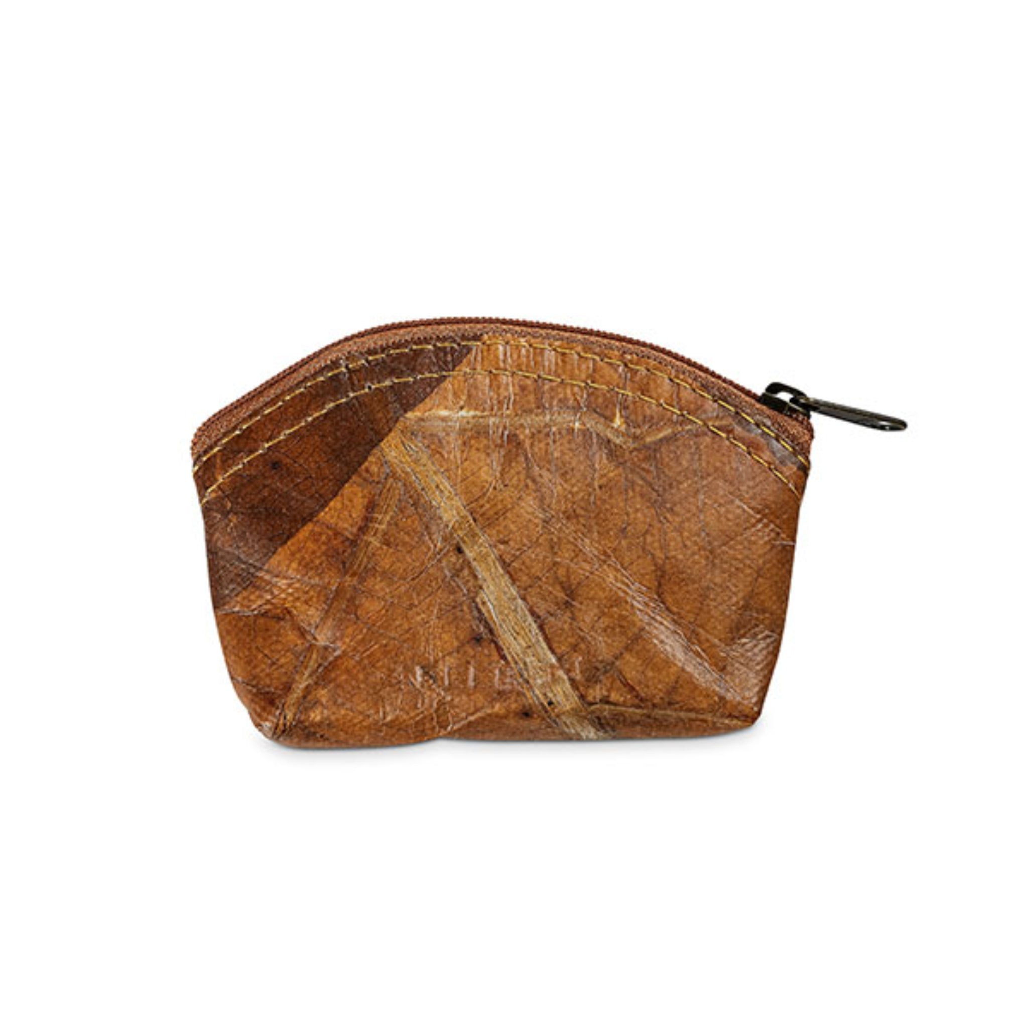 Eine kleine braune Tasche aus einem Naturmaterial mit Reißverschluss, vor weißem Hintergrund.