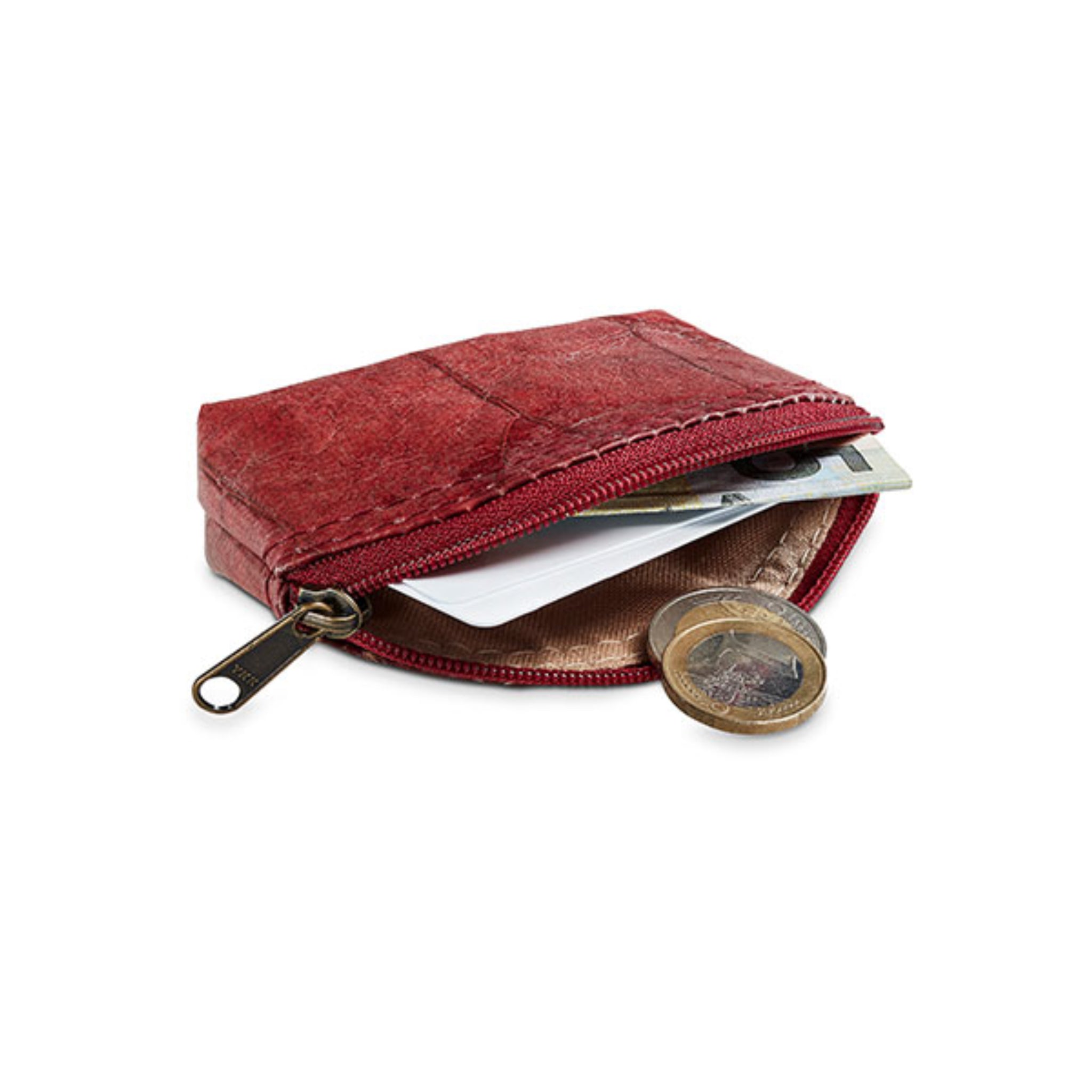 Rotes Portemonnaie mit Reißverschluss, gefüllt mit Geldscheinen, Karten und Münzen, teilweise sichtbar.