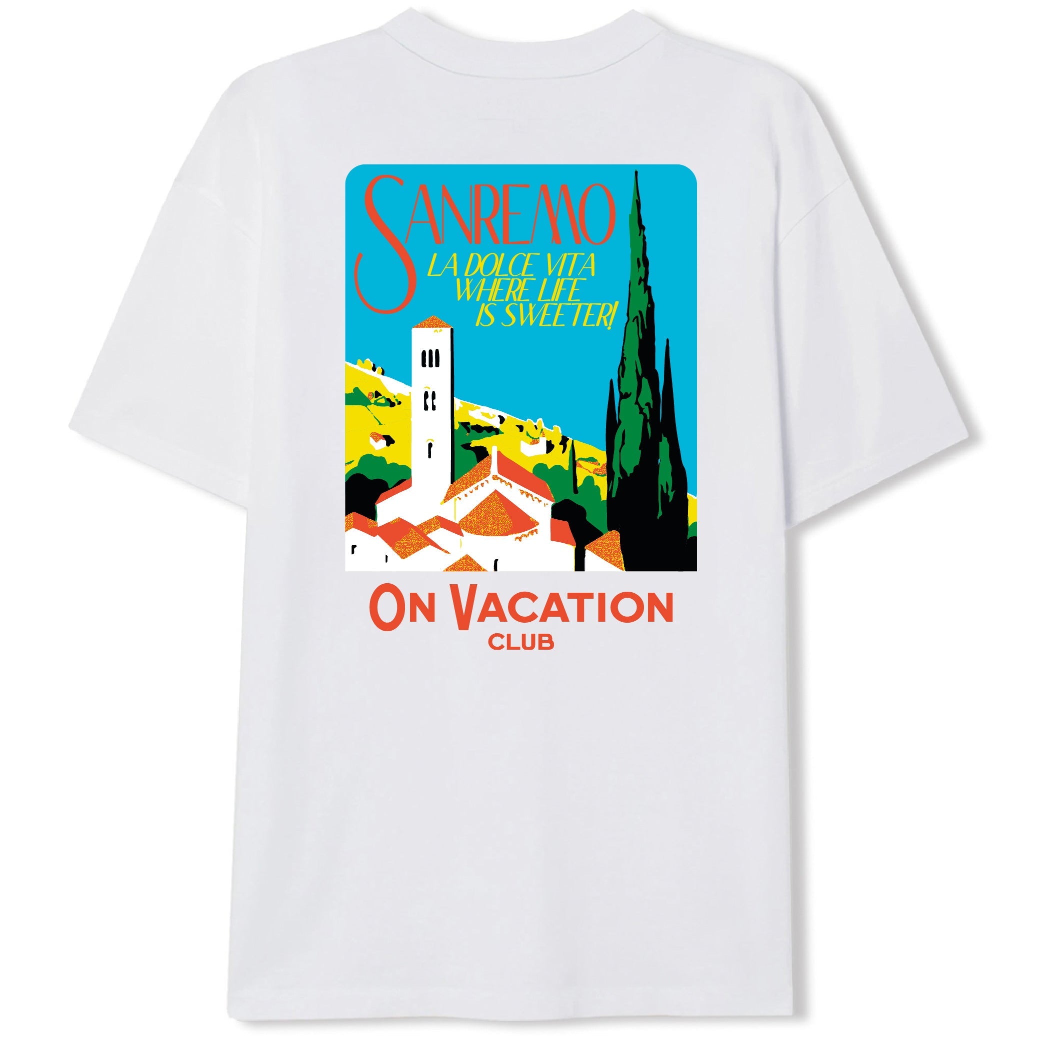 Weißes T-Shirt mit einem bunten Sanremo-Design und den Worten "La Dolce Vita, Where Life is Sweeter! On Vacation Club."