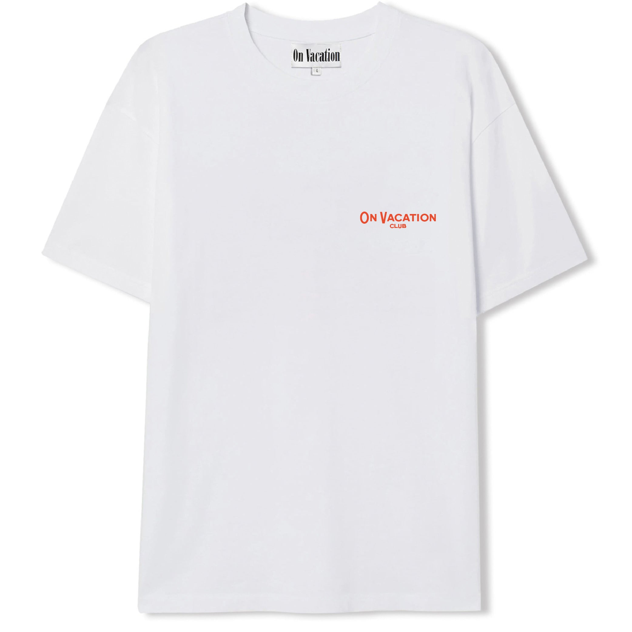 Weißes T-Shirt mit kleinem roten "ON VACATION CLUB"-Schriftzug auf der Brust.