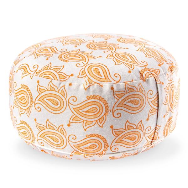 Rundes Sitzkissen mit weißen Hintergrund und orangefarbenem Paisley-Muster.