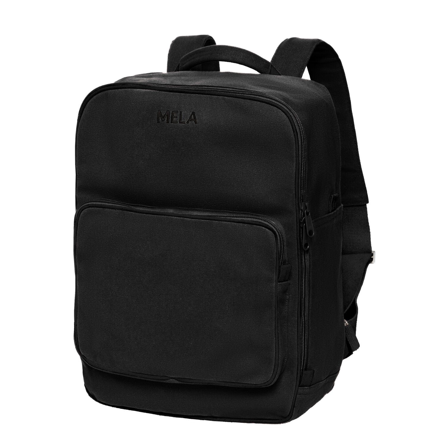 Schwarzer Rucksack mit Logo "Mela"; hat ein großes Hauptfach und eine Fronttasche mit Reißverschluss.