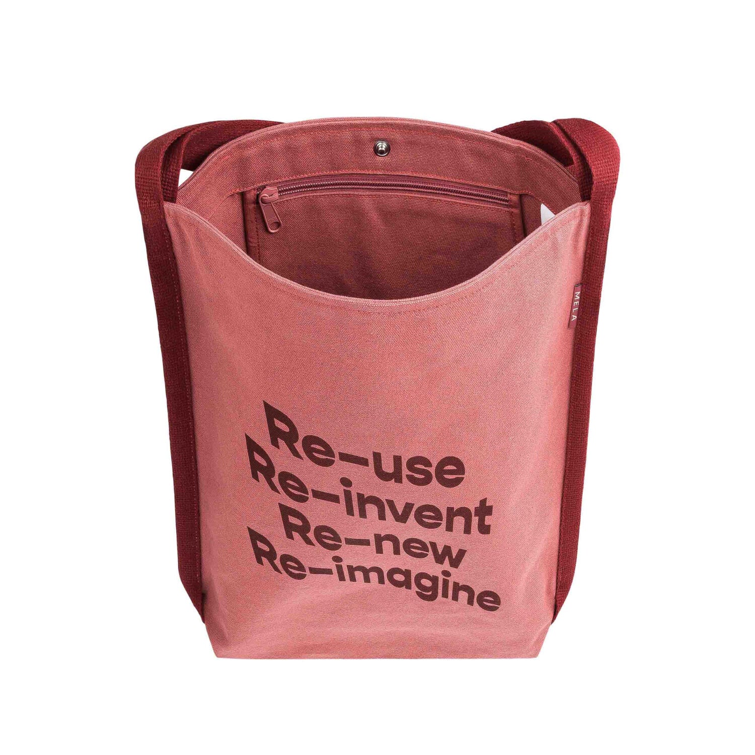 Rote Einkaufstasche mit den Aufschriften "Re-use, Re-invent, Re-new, Re-imagine" in dunkler Schrift.