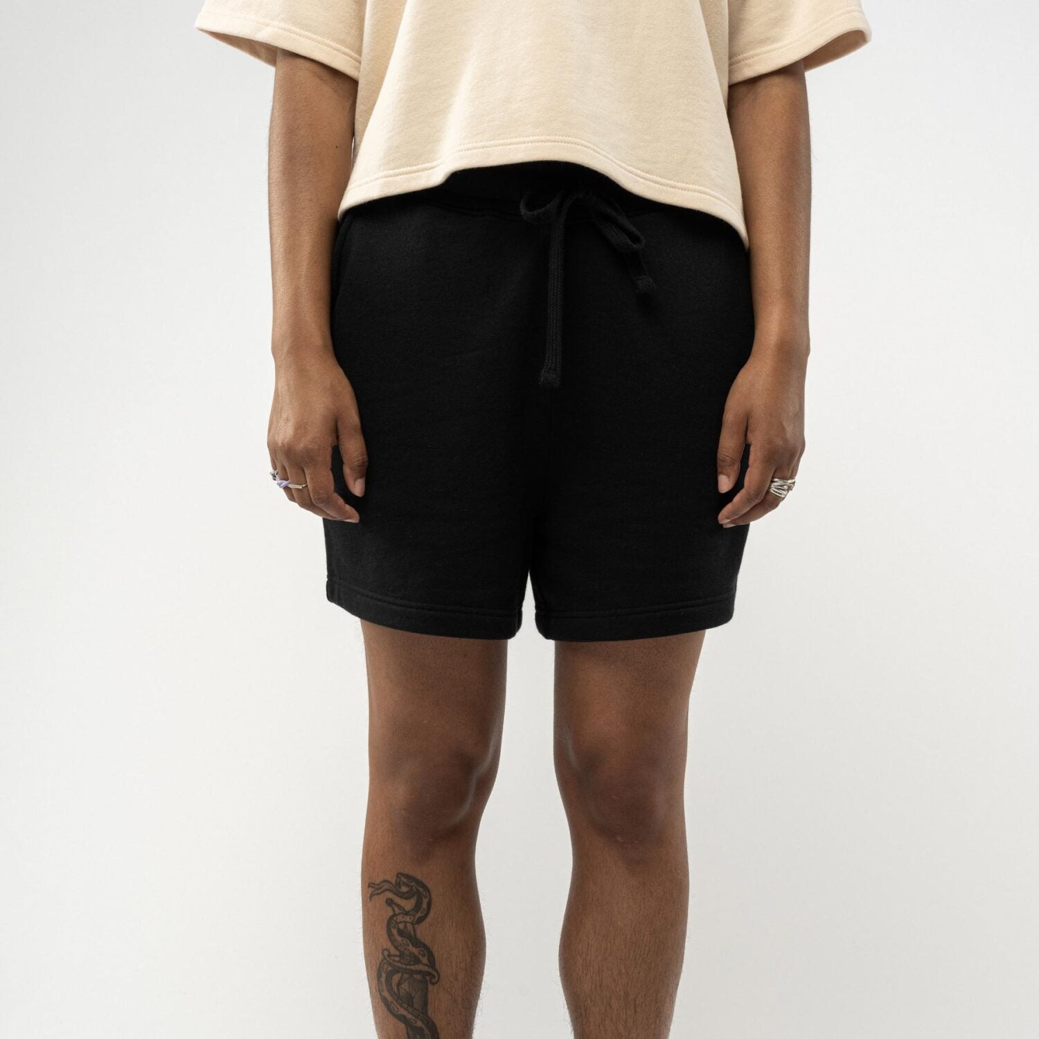 MELA Damen French Terry Shorts "AARANY" - Schwarz