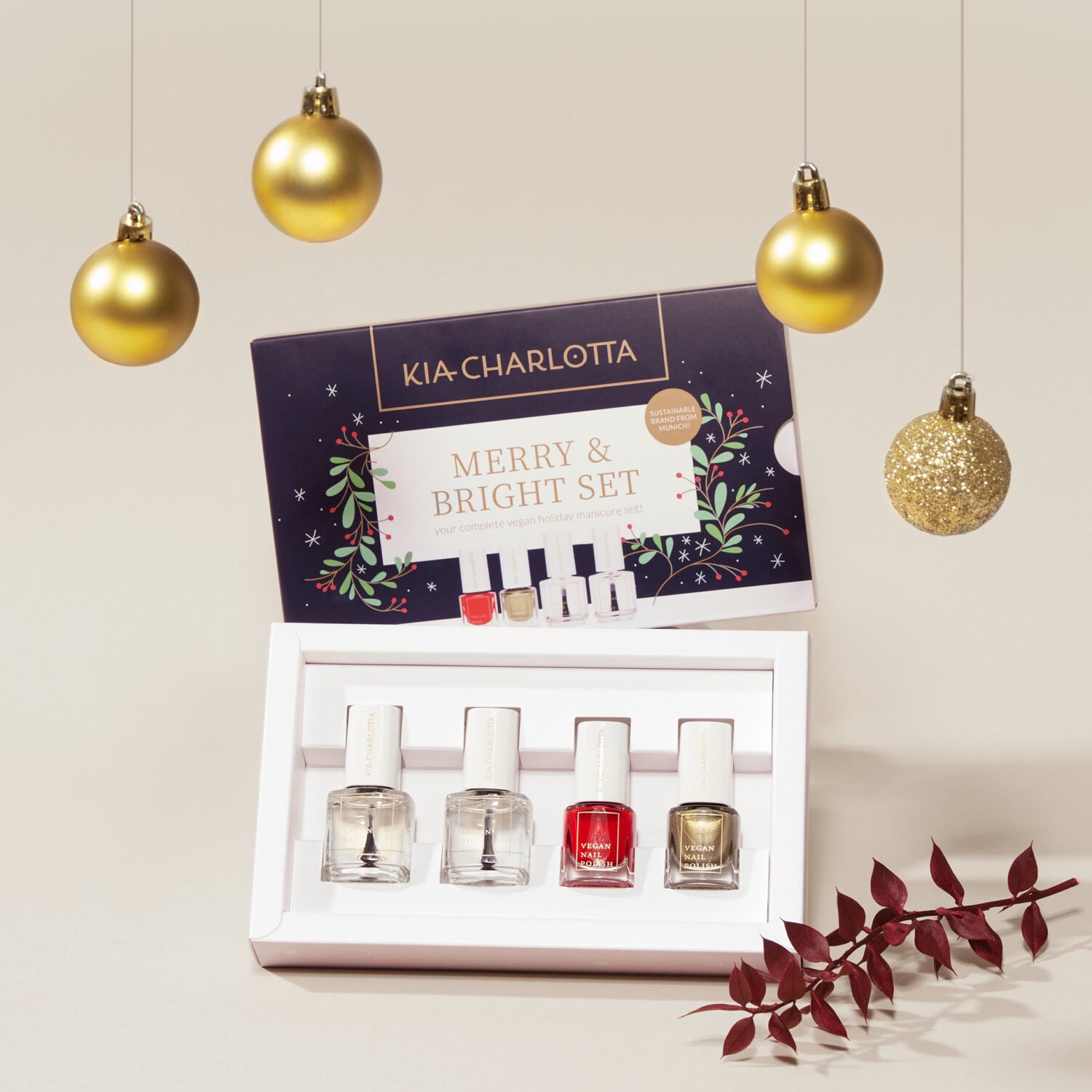 Nagellackgeschenkset "Merry & Bright" von Kia-Charlotta mit Dekorationskugeln und roten Blättern auf cremefarbenem Hintergrund.