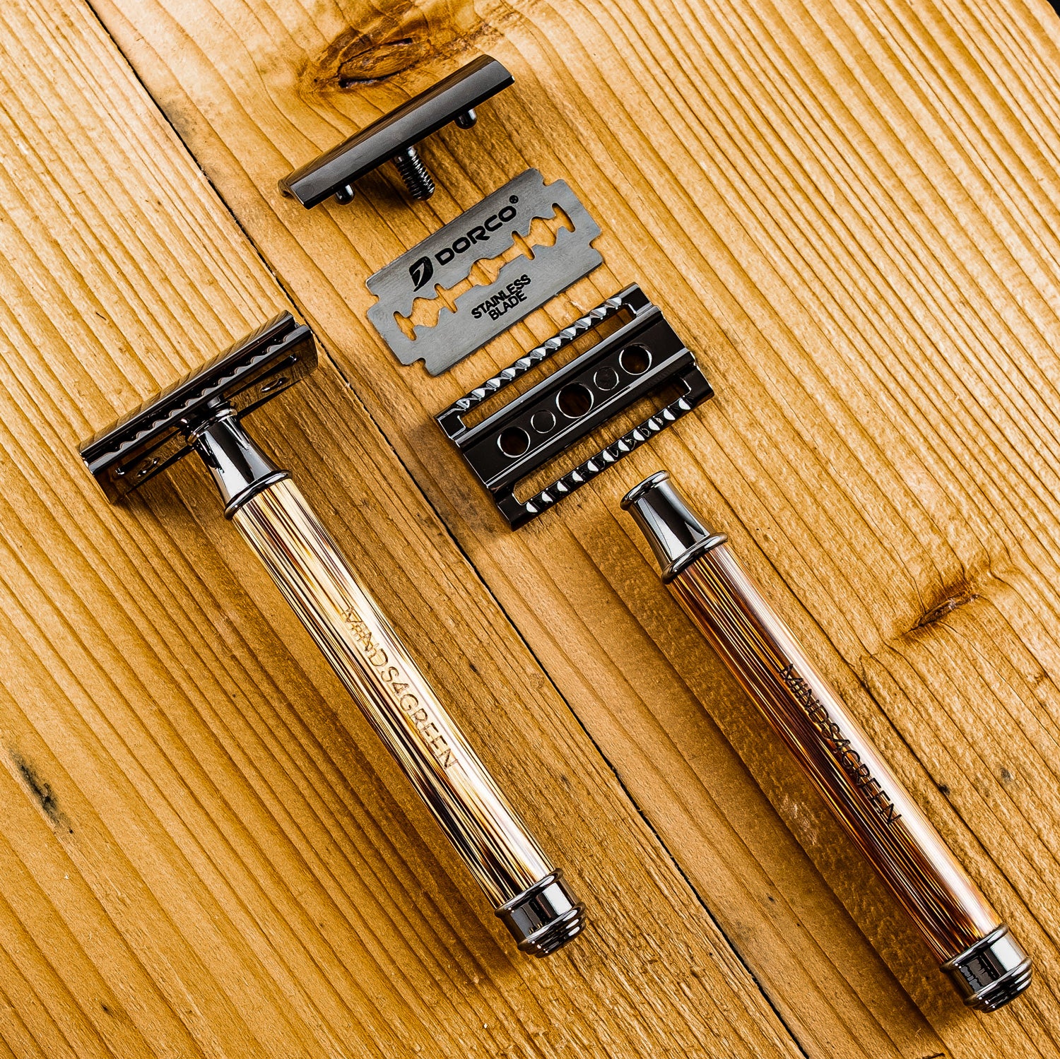 Rasierhobel und Rasierklingen liegen auf einem hölzernen Untergrund.