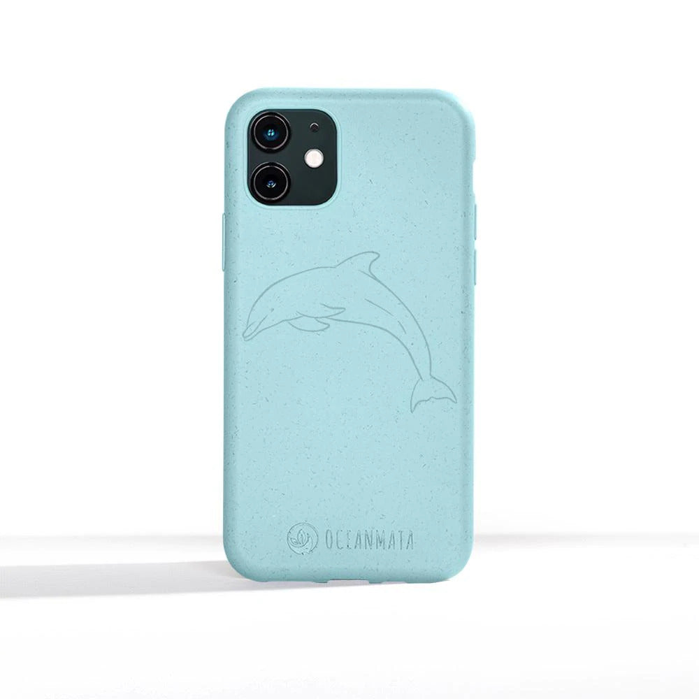 Türkise Handyhülle mit einem eingravierten Delphin und dem Logo "Oceanmata" am unteren Rand.