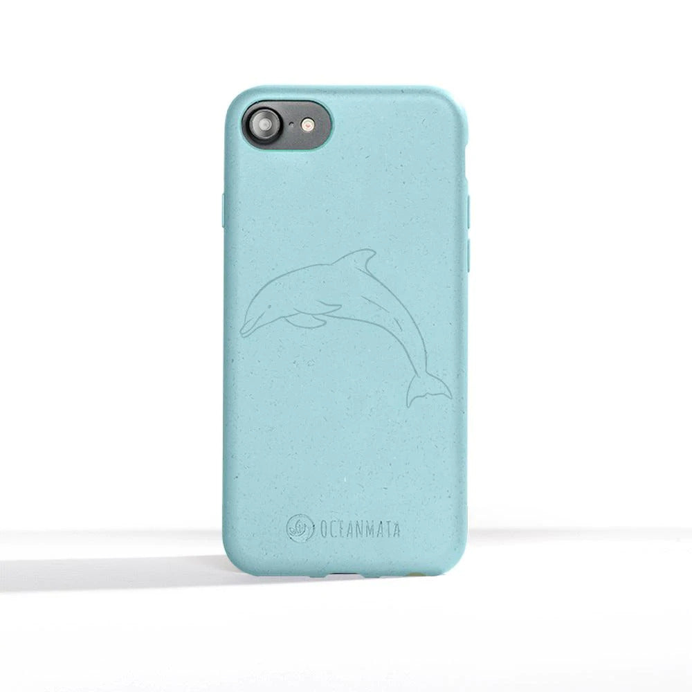 Blaue Smartphone-Hülle mit eingraviertem Delphin, hergestellt von Oceanmata.