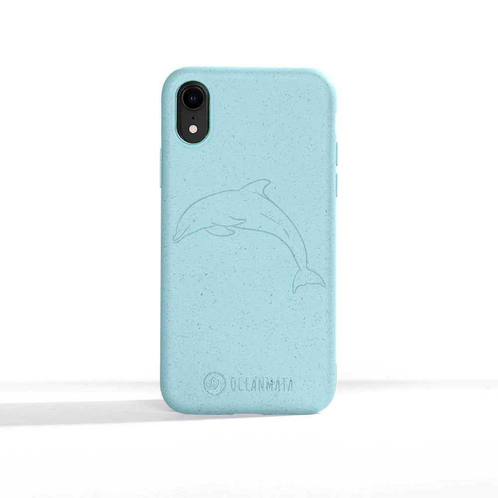 Blaue Handyhülle mit geprägtem Delphin-Design und "OCEANMATA"-Schriftzug unten.