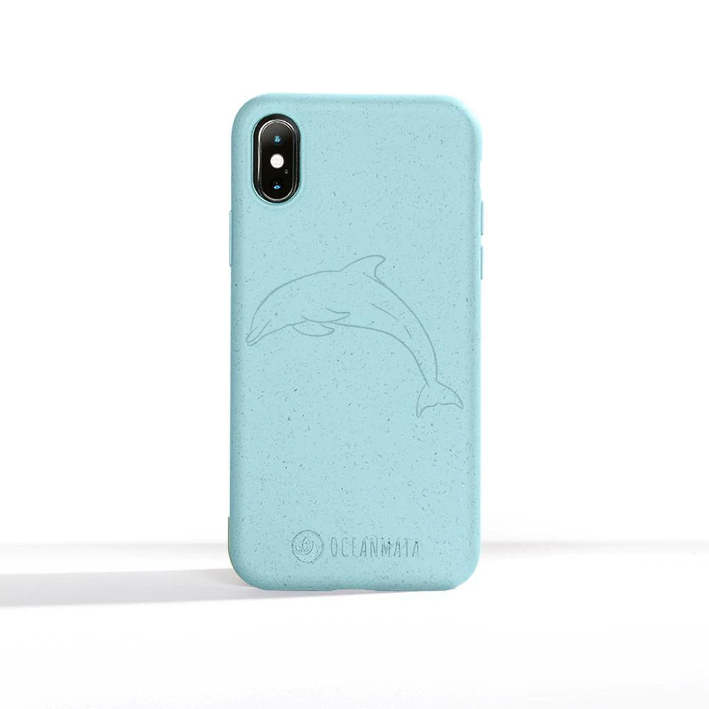Helles, blaues Telefongehäuse mit einem eingravierten Delfin und dem Schriftzug "OCEANMATA" am unteren Rand.