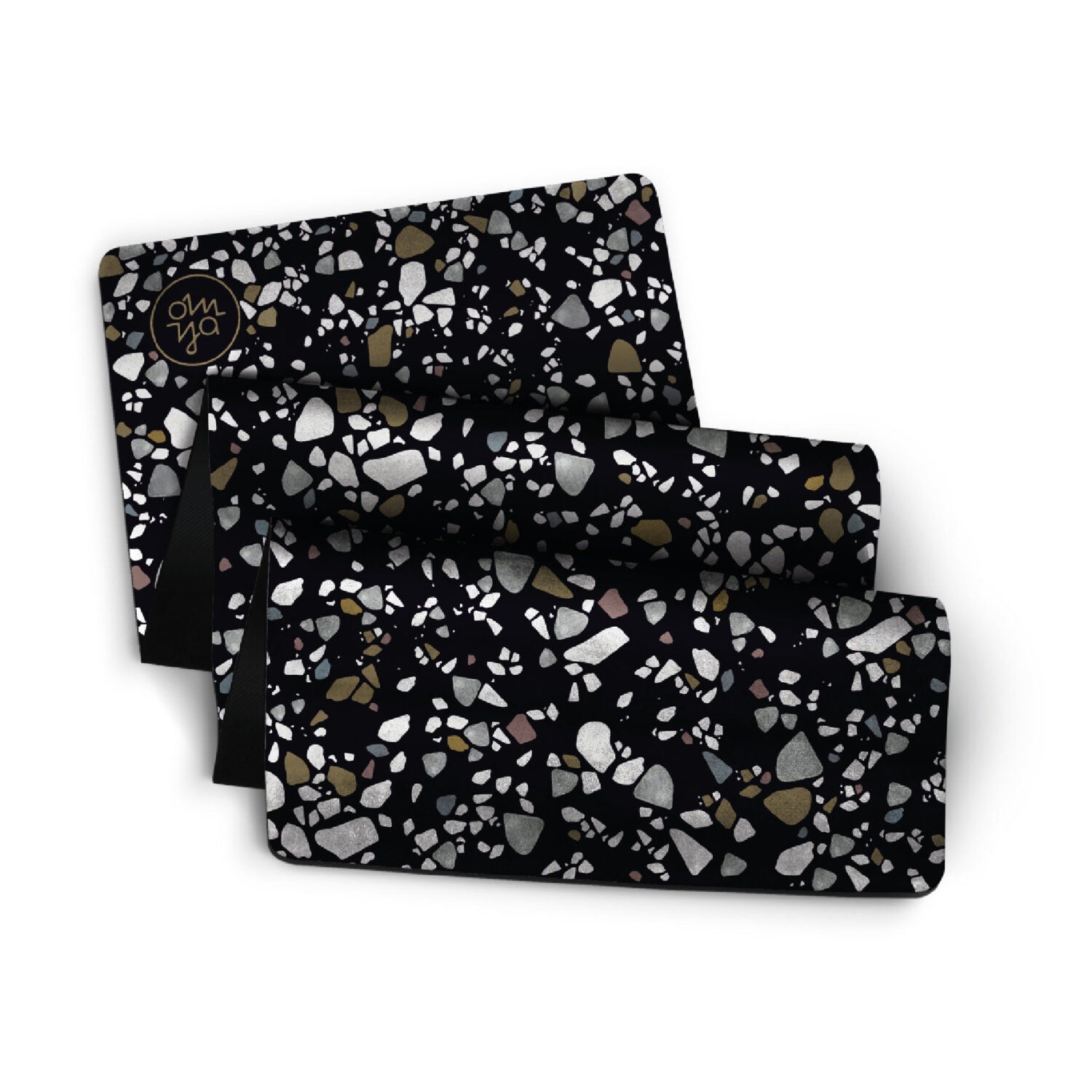 Dunkle Yogamatte mit buntem Terrazzo-Muster aus weißen, braunen und grauen Steinen, zusammengerollt.