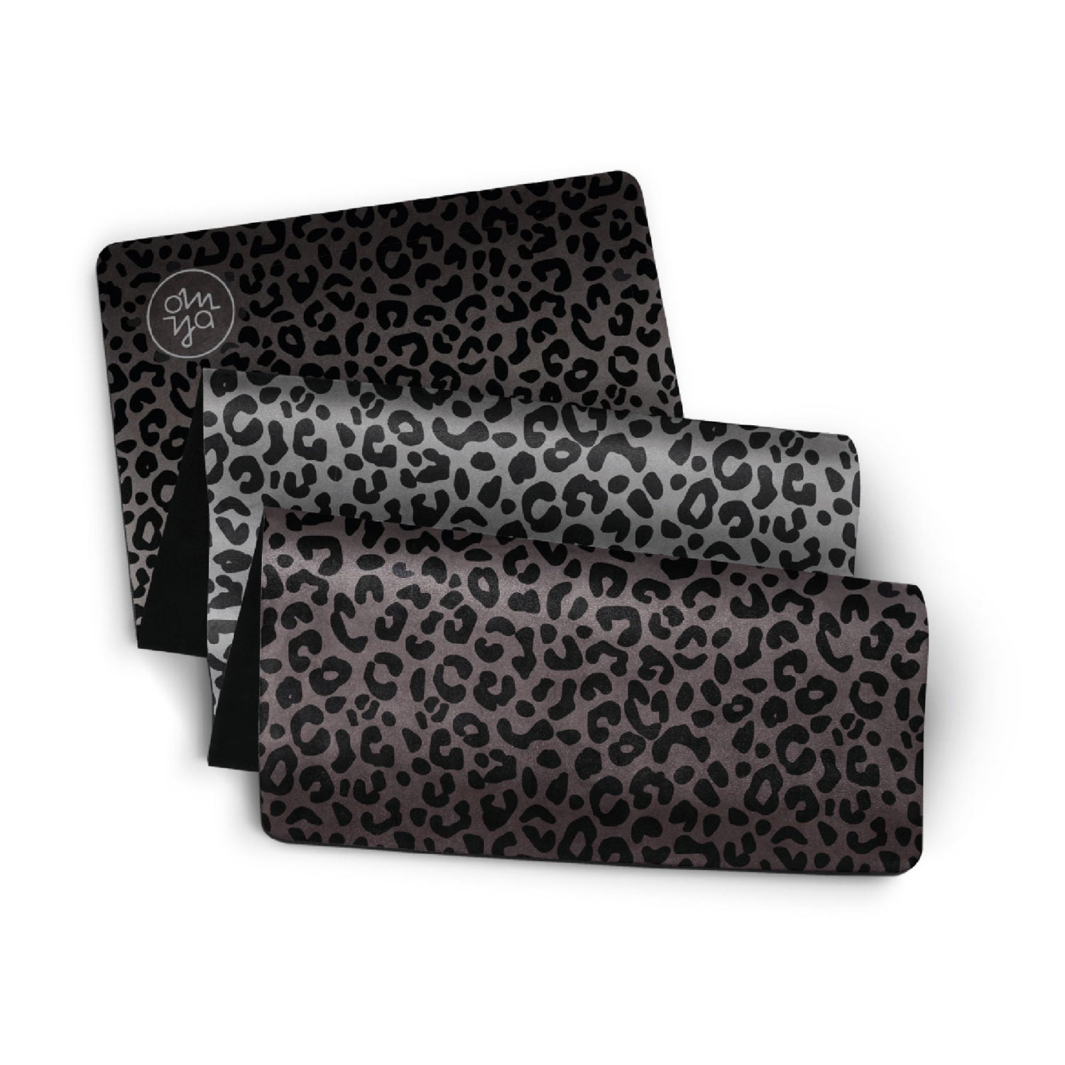 Drei Stoffstücke mit Leopardenmuster in verschiedenen Grautönen liegen übereinander.