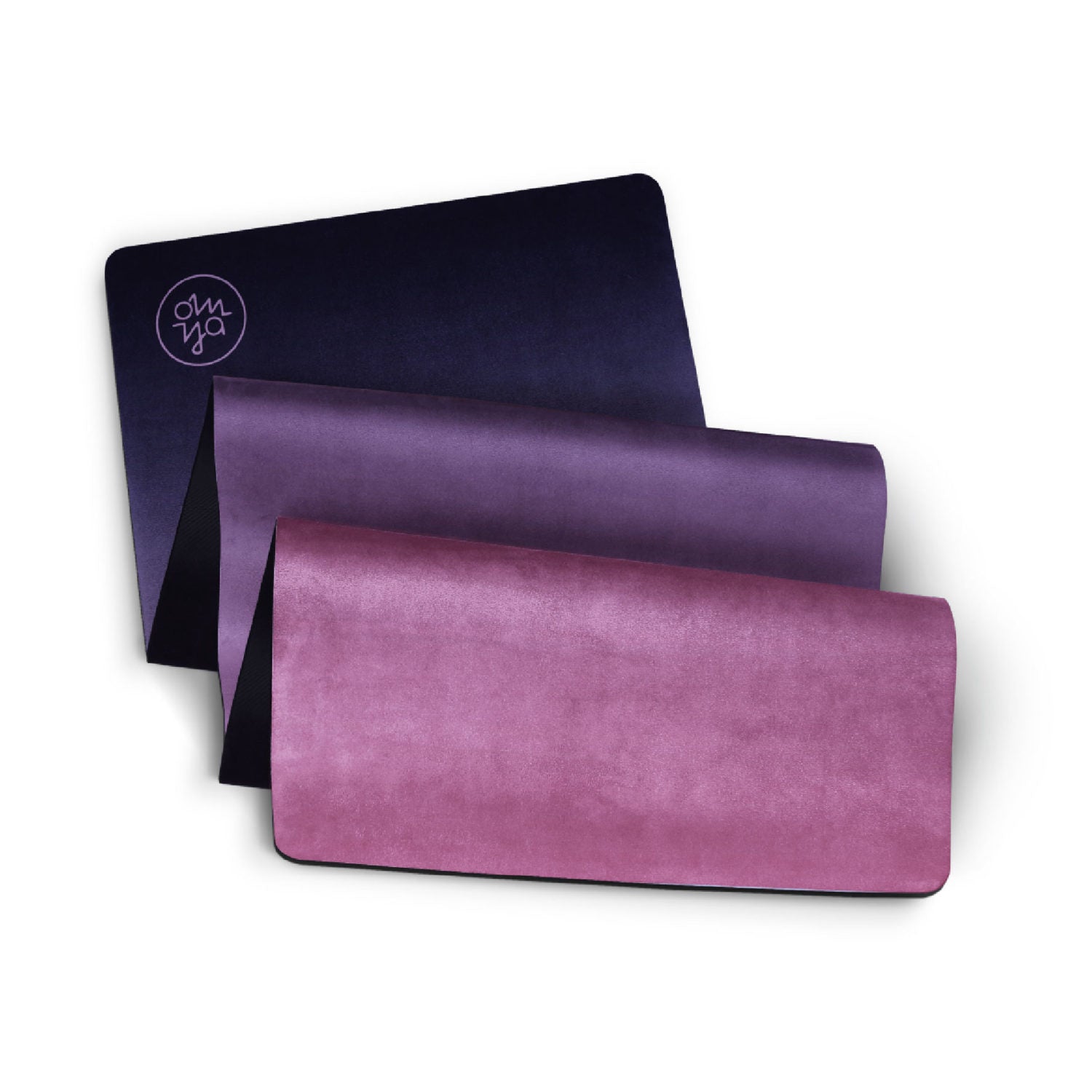 Drei zusammengelegte Yogamatten in verschiedenen Violetttönen auf weißem Hintergrund.