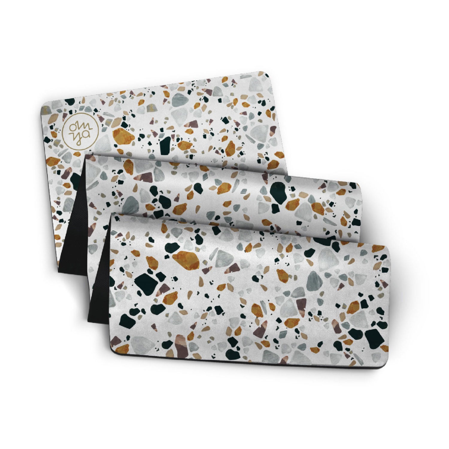 Terrazzo-Muster in Braun, Schwarz und Grau auf weißem Hintergrund auf drei gestapelten Umschlägen.