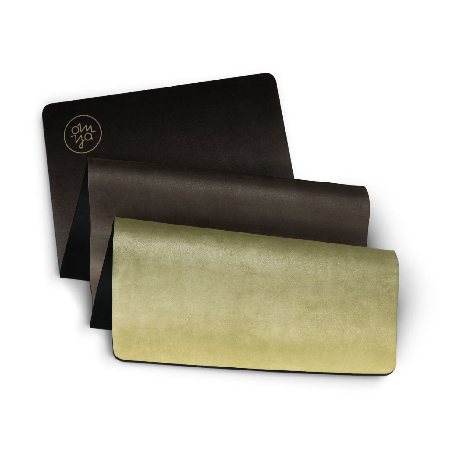 Drei übereinander gelegte Yogamatten in Schwarz, Grau und Grün, mit einem runden Logo in der Ecke der oberen Matte.