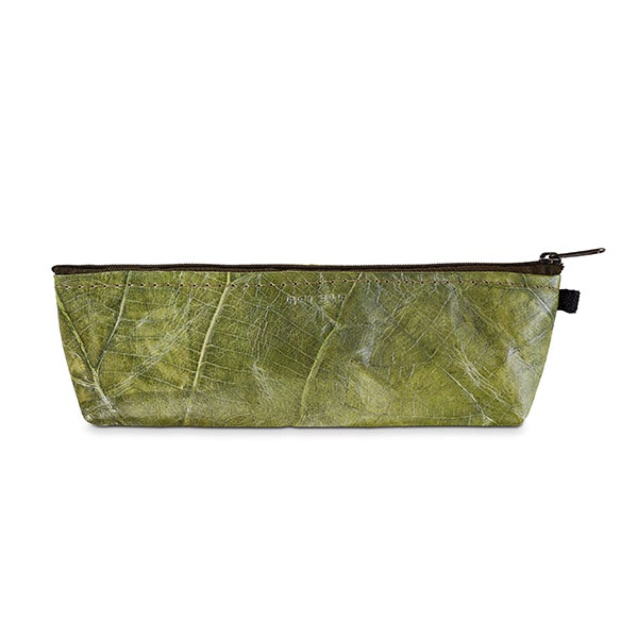 Grünes Federmäppchen mit Blattstruktur und Reißverschluss auf weißem Hintergrund.