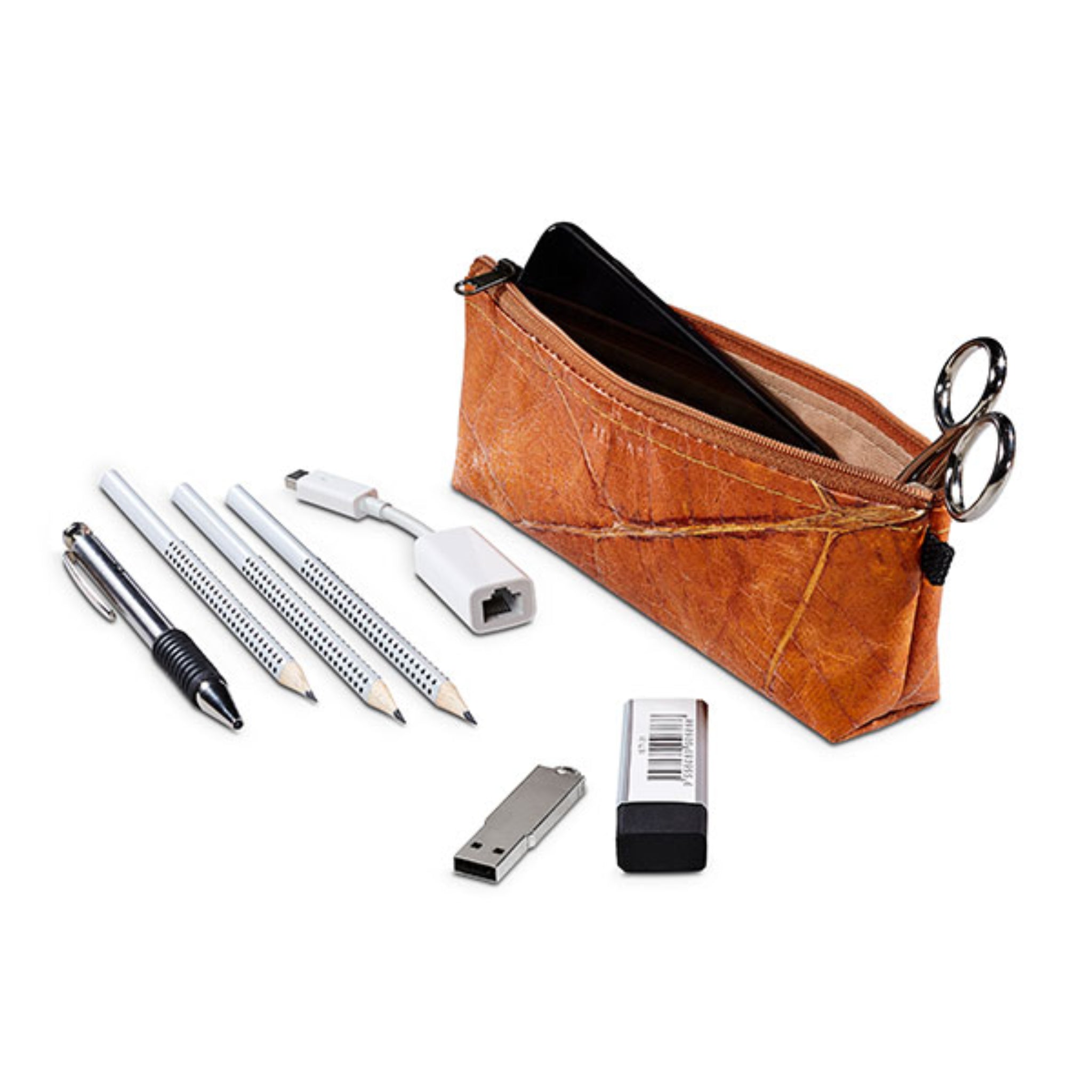 Braunes Federmäppchen mit Stiften, Radiergummi, USB-Stick, Adapter und Schere auf weißem Hintergrund.