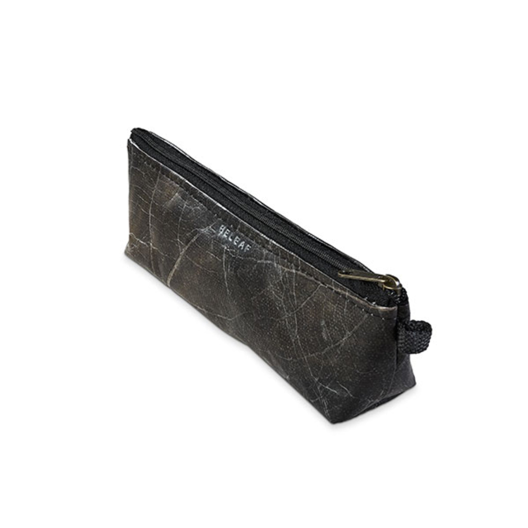 Schwarzes Federmäppchen aus Lederimitat mit Reißverschluss und einer kleinen Schlaufe an der Seite.