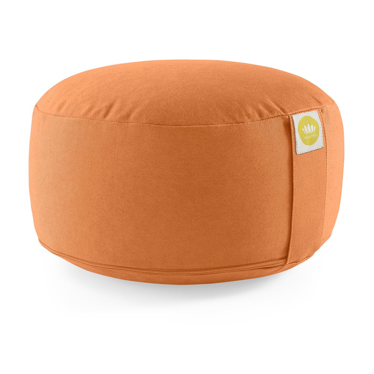 Ein orangefarbenes, rundes Sitzkissen mit einem kleinen Logoetikett an der Seite.