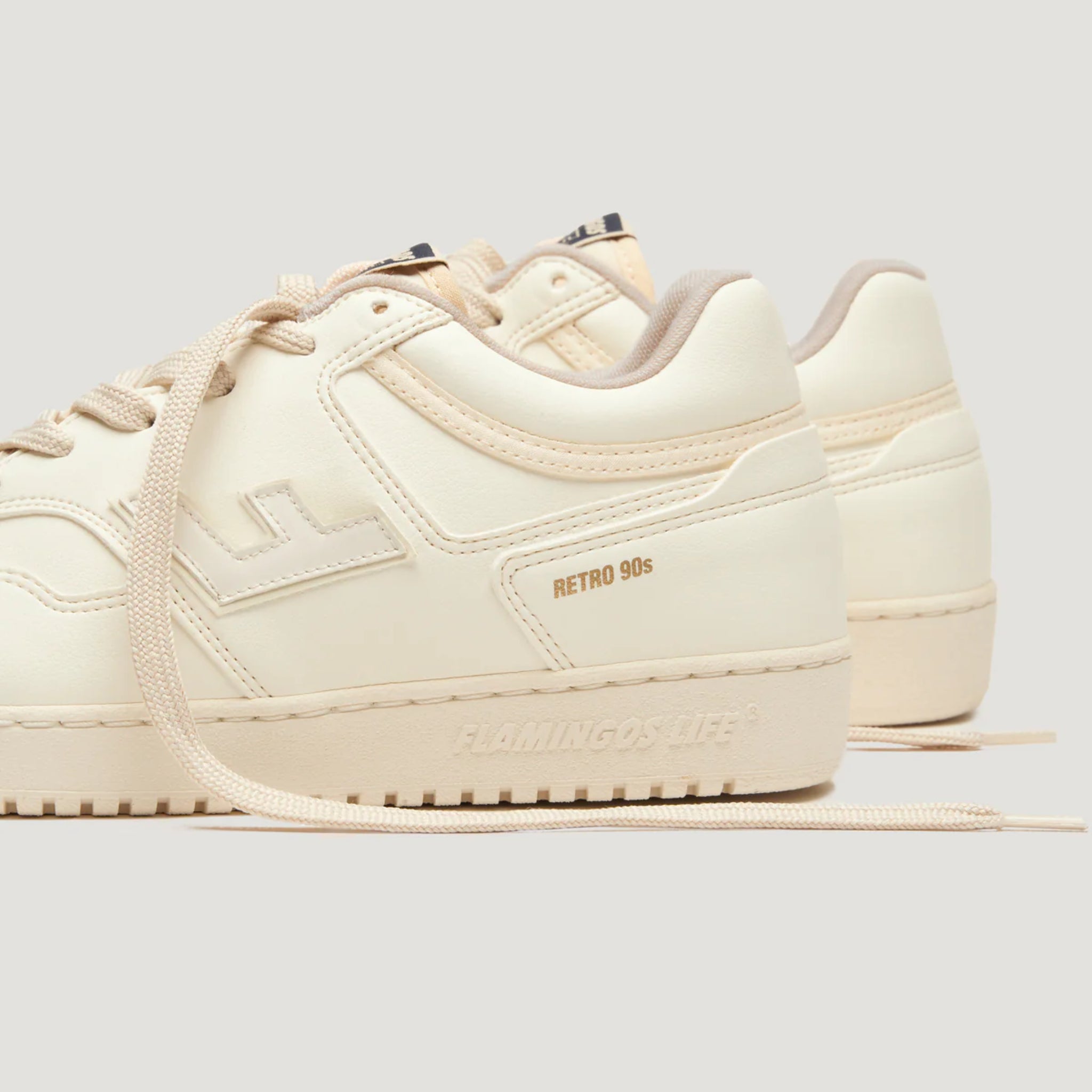 Beige Sneaker von Flamingos' Life mit der Aufschrift "Retro 90s".