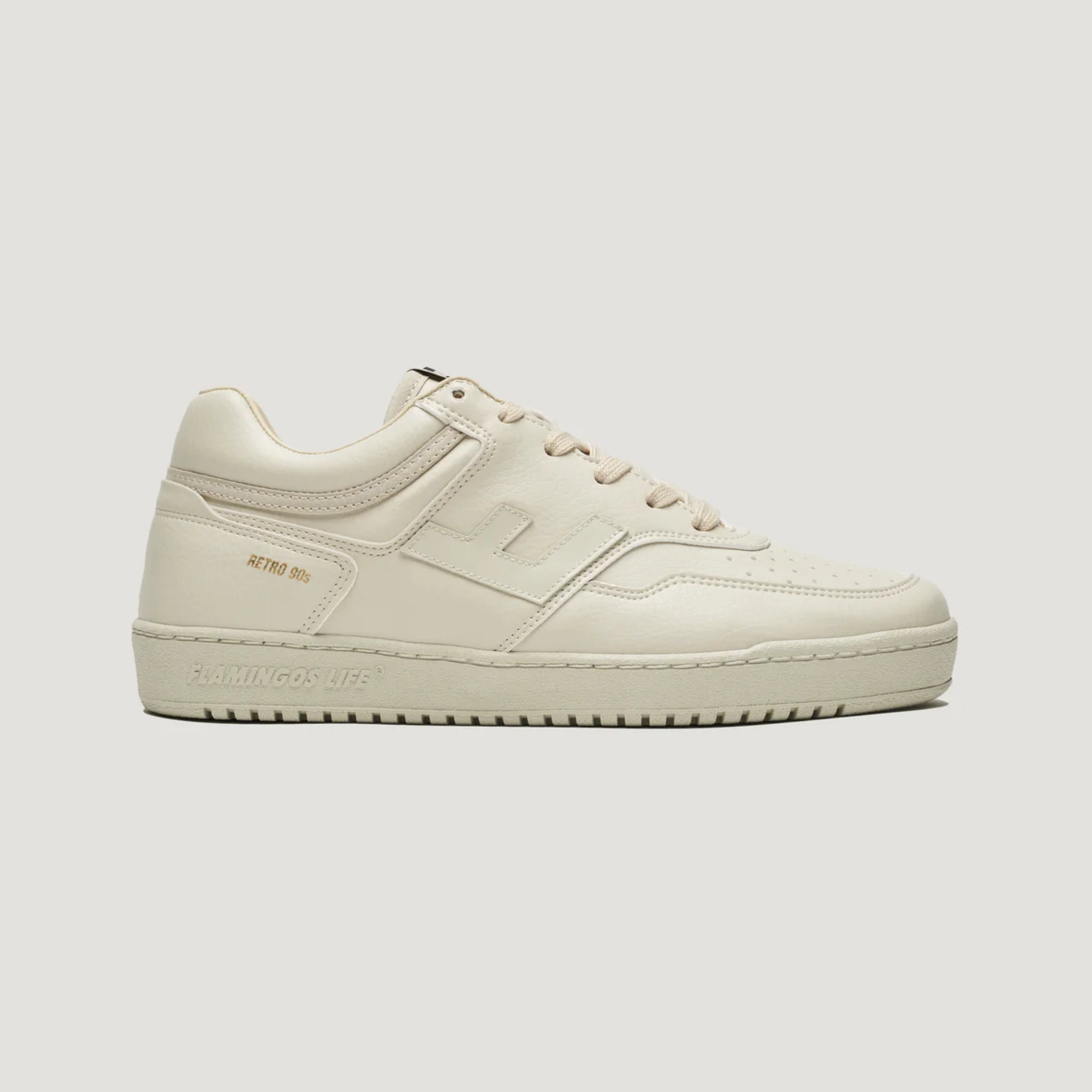 Beigefarbener Sneaker im Retro-Design der 90er Jahre mit seitlichem Logo und texturiertem Sohlenprofil.