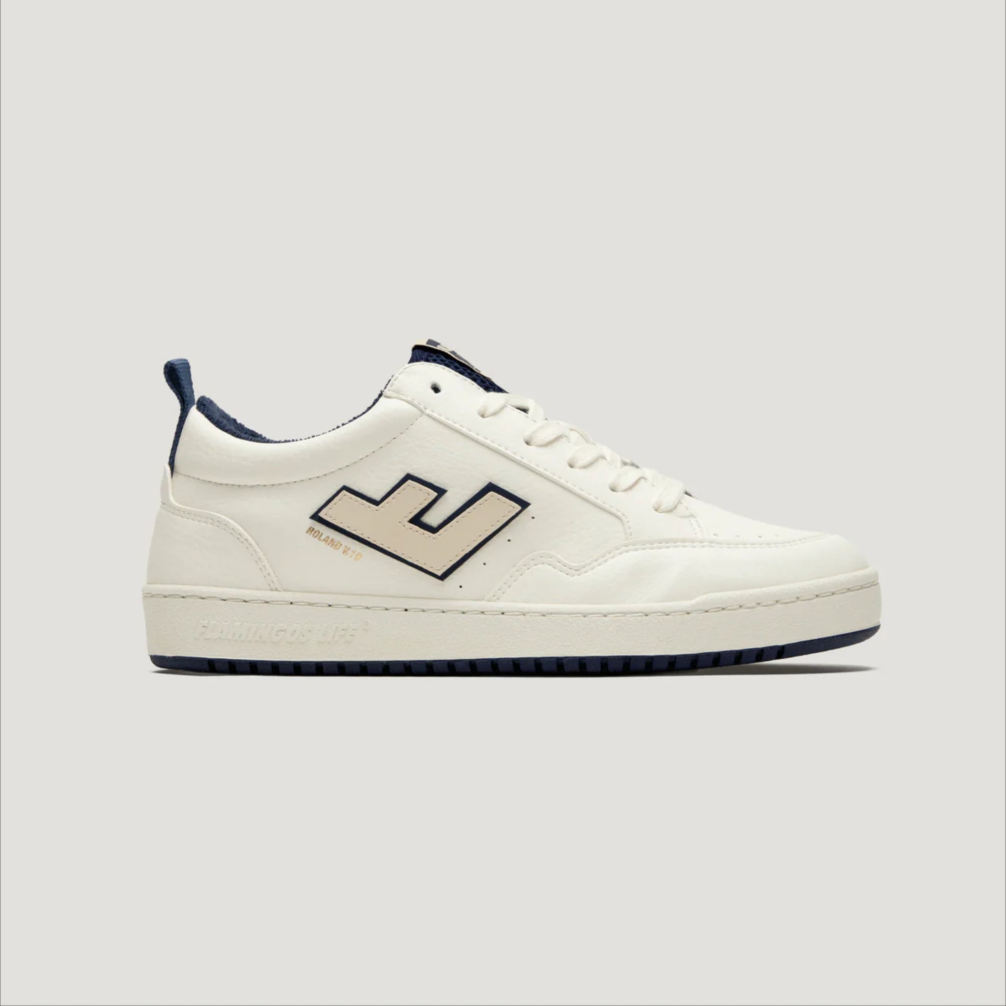 Ein weißer Turnschuh mit blauen Akzenten und einem grafischen Design auf der Seite, fotografiert vor einem grauen Hintergrund.