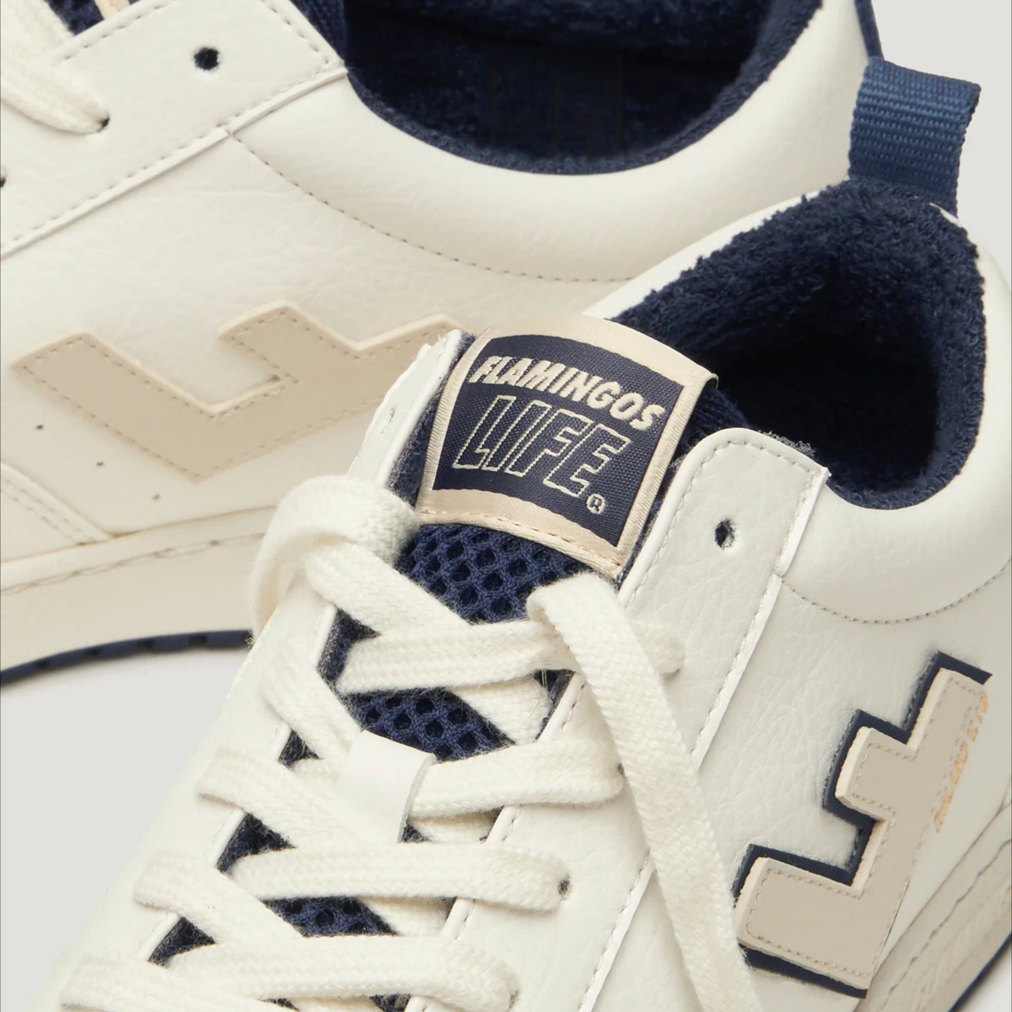 Weiße Sneakers von Flamingos Life mit blauen Details und einem beige Logostreifen an der Seite.