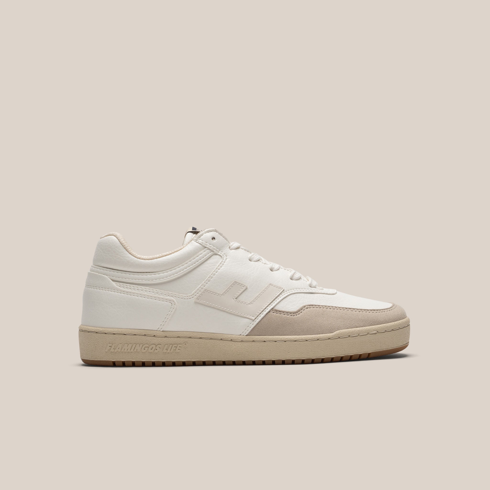 Weiß-beiger Sneaker mit weißer Sohle und Logo an der Seite auf hellem Hintergrund.