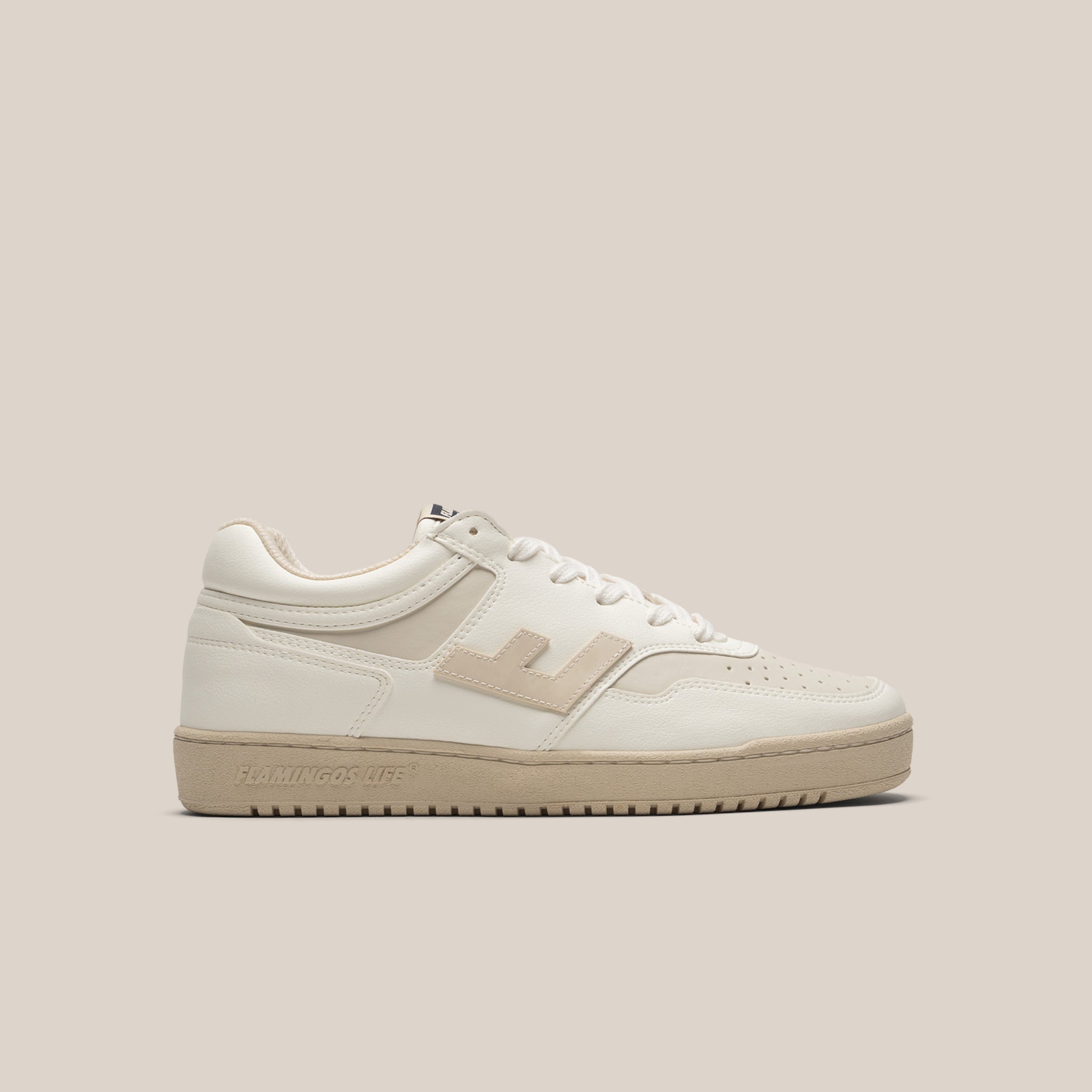 Beiger Sneaker mit weißem Obermaterial und hellbrauner Sohle auf einem neutralen Hintergrund.