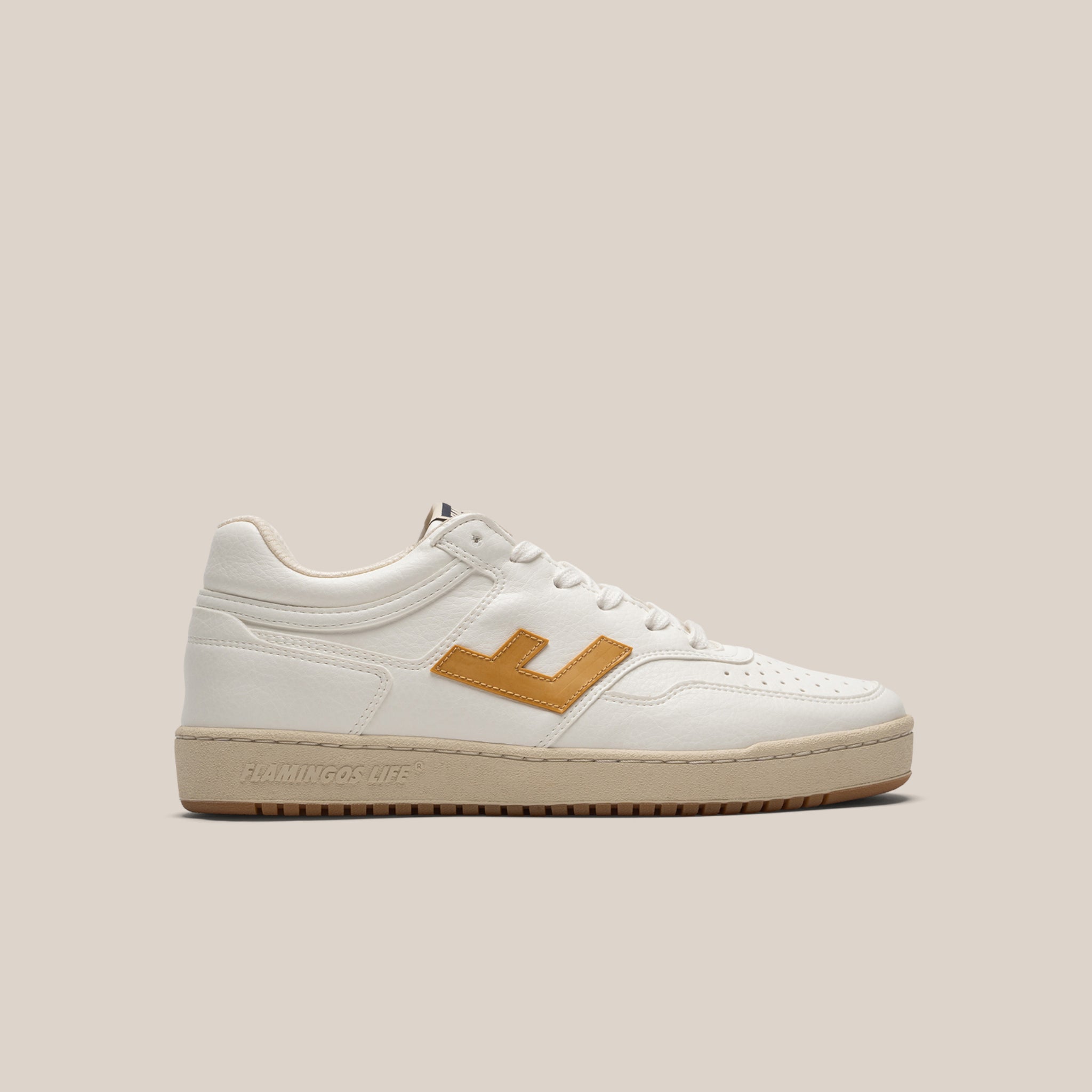 Weißer Sneaker mit braunem Logo an der Seite und heller Sohle, auf beigem Hintergrund.